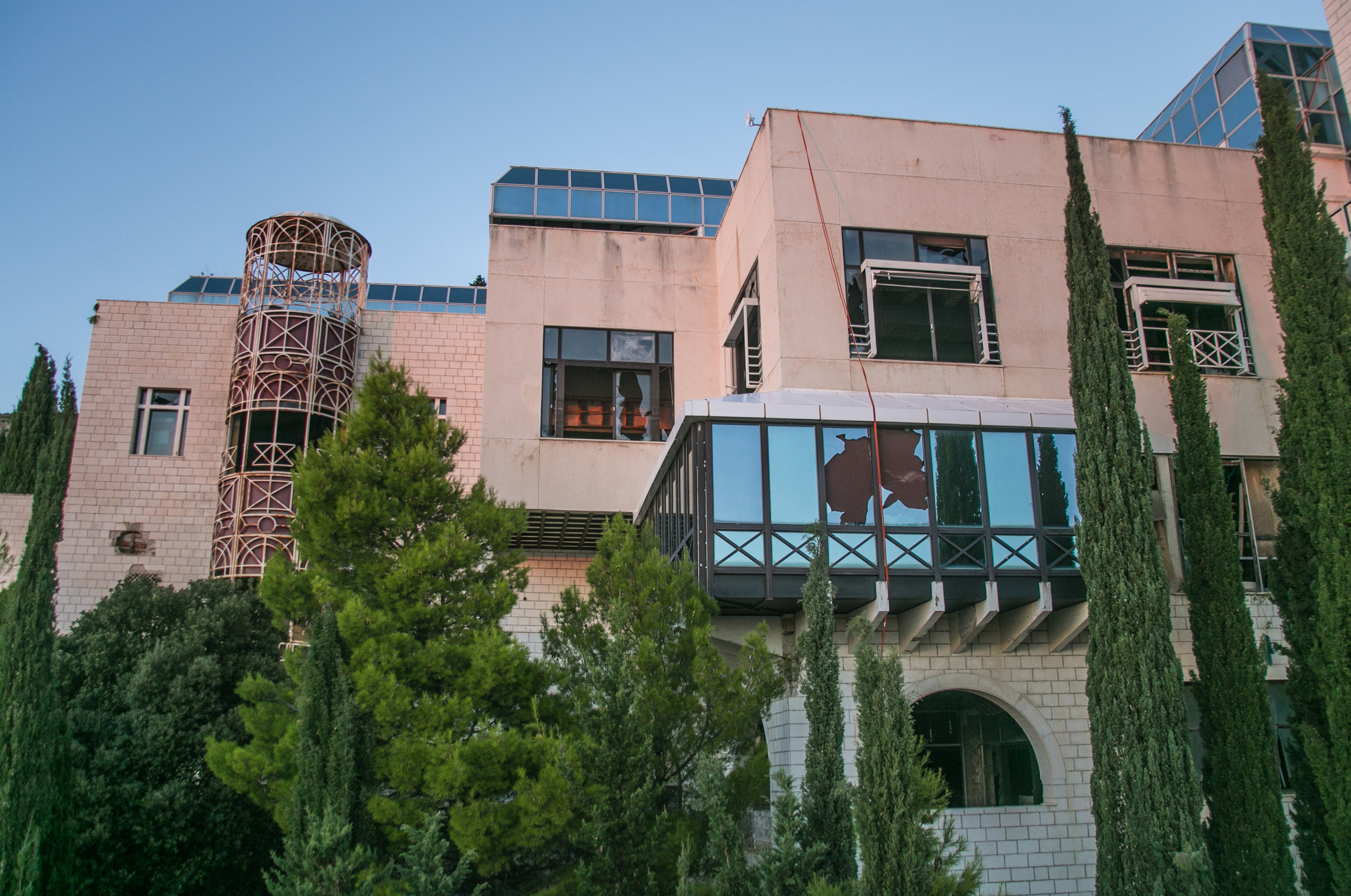  An exterior shot of the hotel. This shot accounts for maybe 1/4 of the entire structure.&nbsp; 