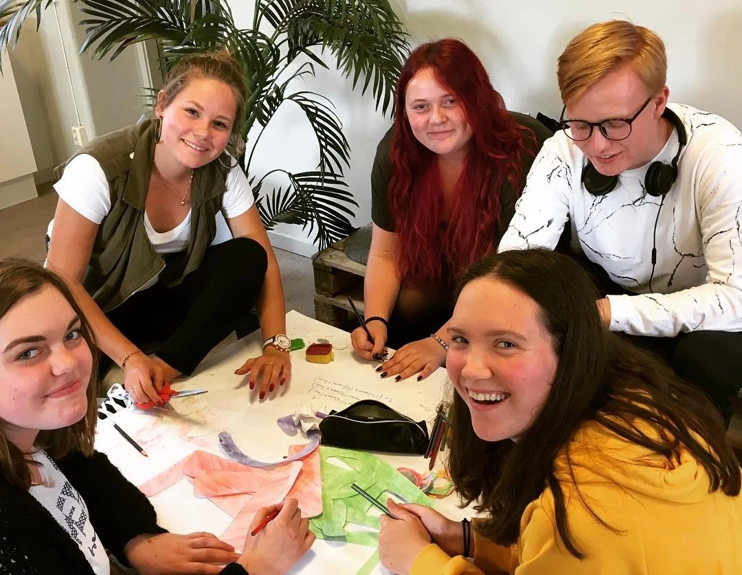 Full rulle hela veckan lång! Några teamare klipper och klistrar dekorationer till Generationsafton.