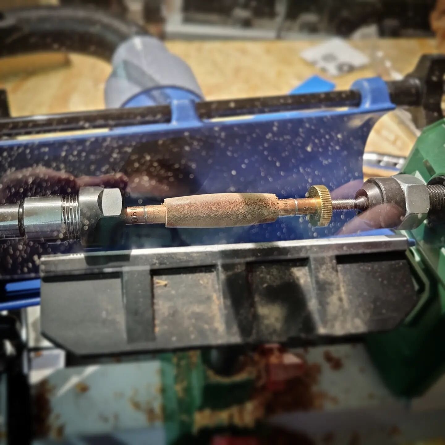 My first EVER time wood turning!! Only a simple pen and still working out the issues, but I'm delighted to be using a lathe!  Really loved the process and can easily see myself getting addicted!

#woodwork #woodworking #wood #handmade #woodworker #wo