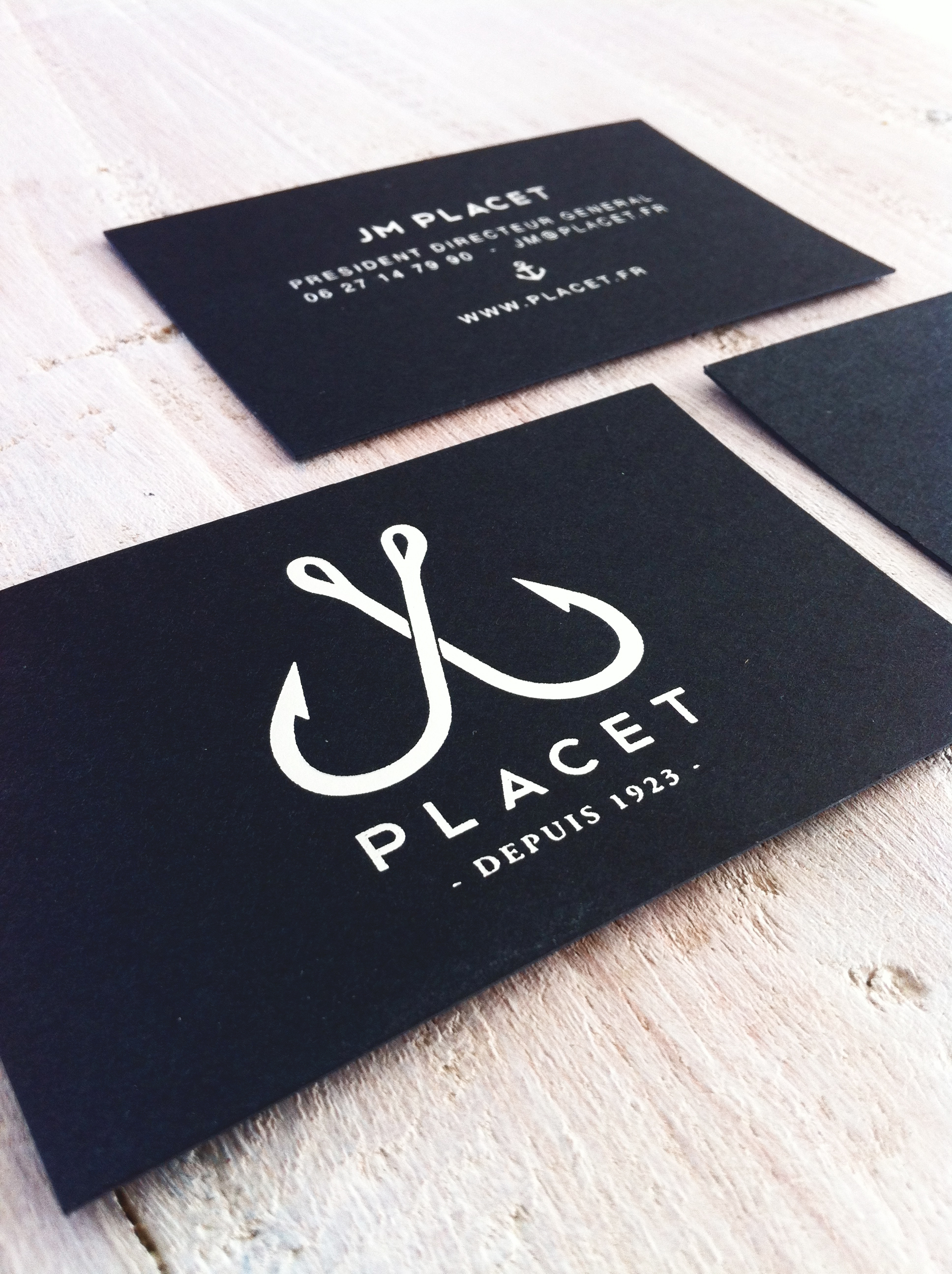 Cartes de visite "luxe" papier black avec marquage à chaud argent.
