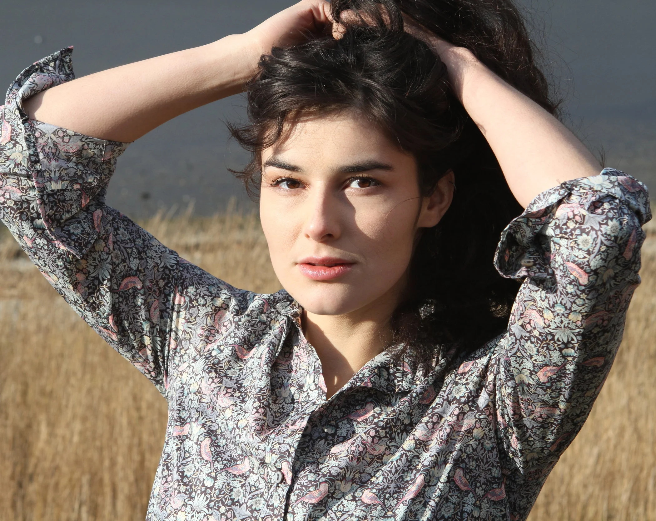 CITY and COUNTRY SHIRT IN GREY STRAWBERRY THIEF PRINT