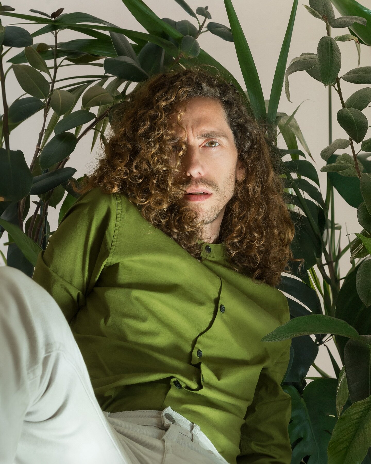 It&rsquo;s about time 🌿 2024-03
📸 &copy;www.florianlevy.com
&bull;
#selfportrait #supergreen #menwithcurls #menwithplants #boyswithplants #plantdaddy #malemodel