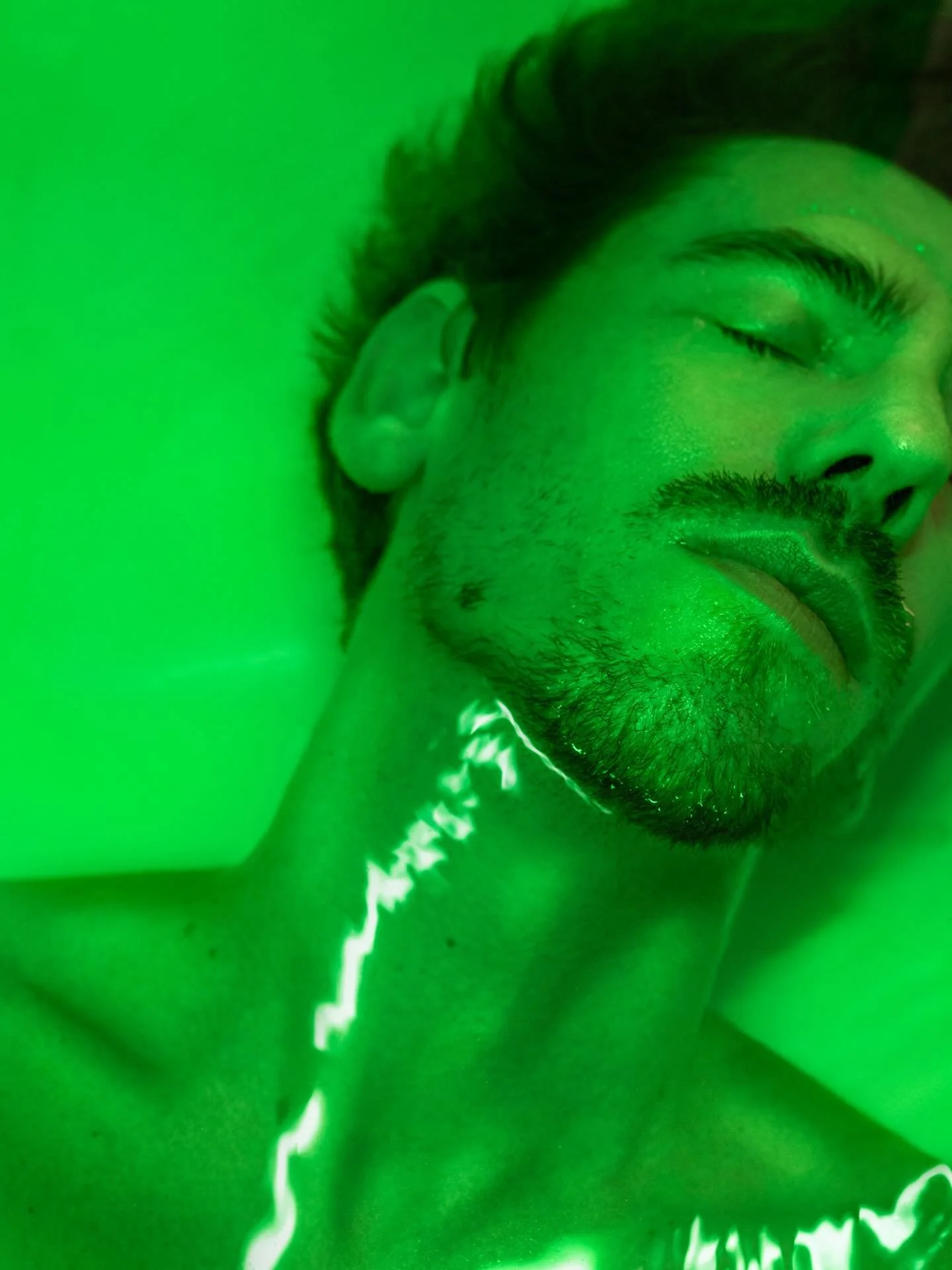 THE SUBSTANCE 🧪 Je me suis offert un moment avec moi m&ecirc;me, un shooting humide en birthday suit pour vous r&eacute;v&eacute;ler mon secret jeunesse 💚 
#selfportrait #creativedirector #visualartist
Merci @cedricnicodemo pour cette light surpuis