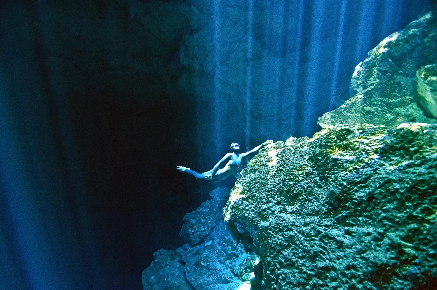 Из воды с глубины 5 м. Мексика Сеноты фридайвинг. Бездна океана. Океаны. Глубина. Обрыв под водой.