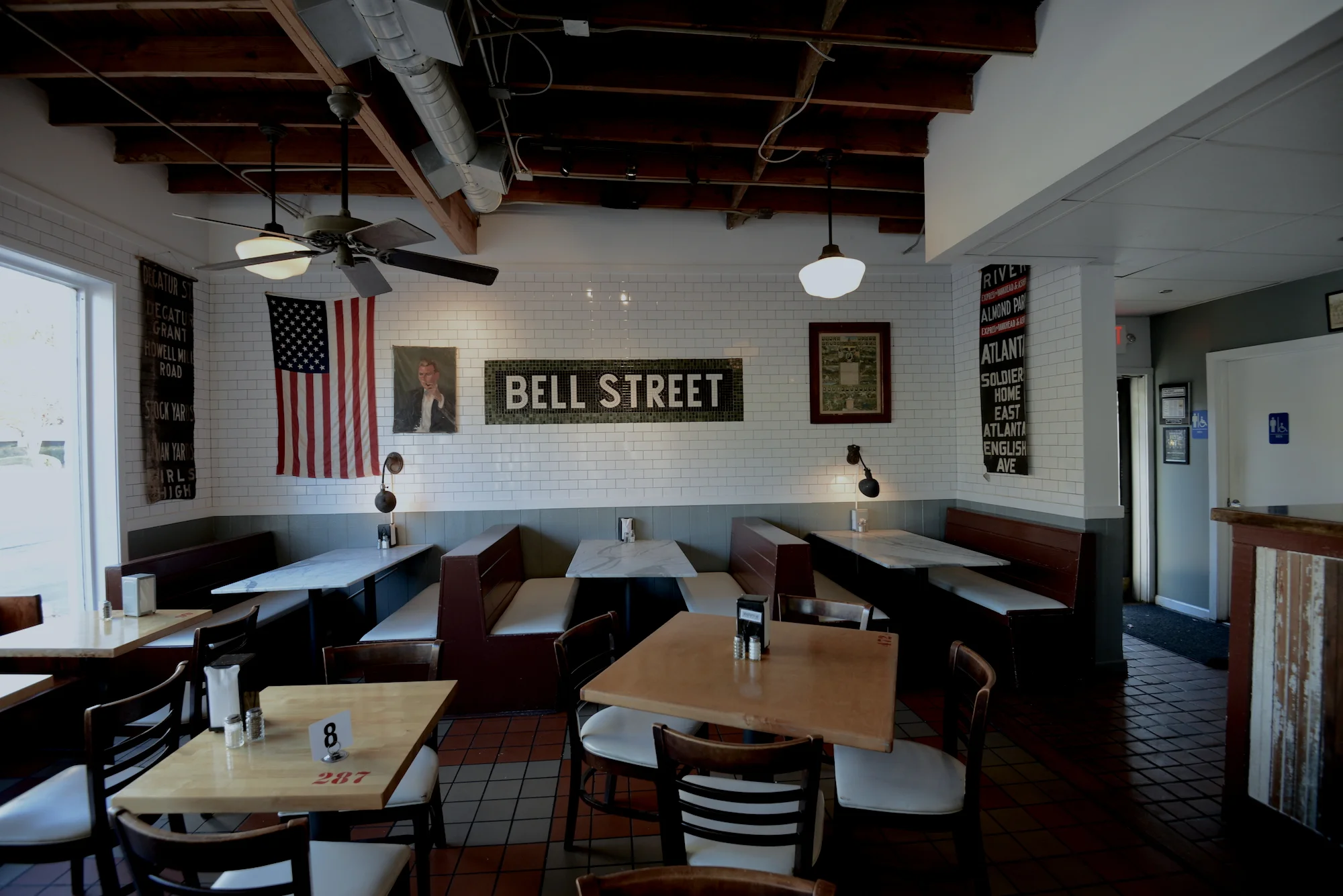bell_street_burritos_interior2_small_pic.jpg