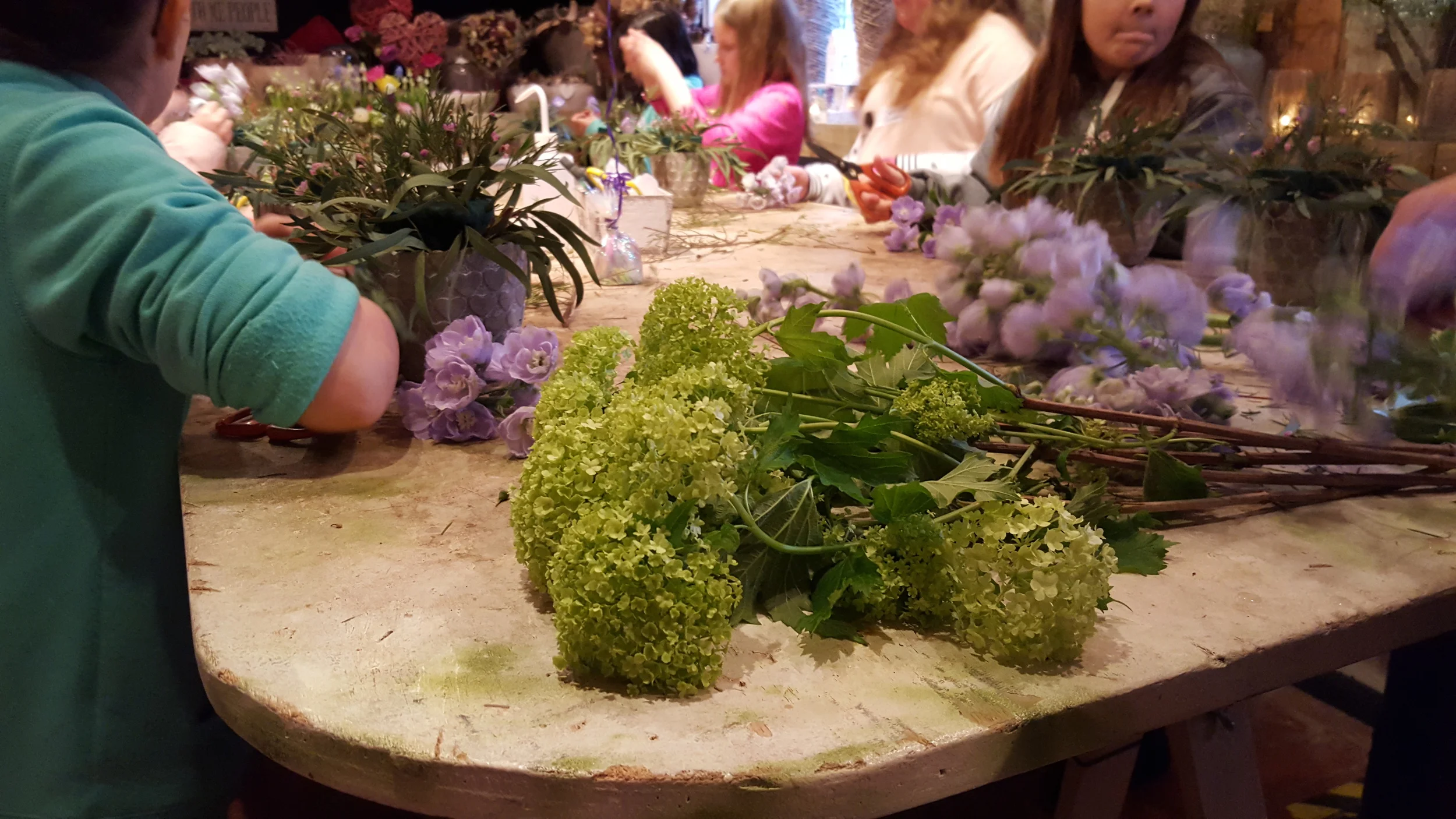 Adding flowers to the design. All in One Season Dutch floral party workshop