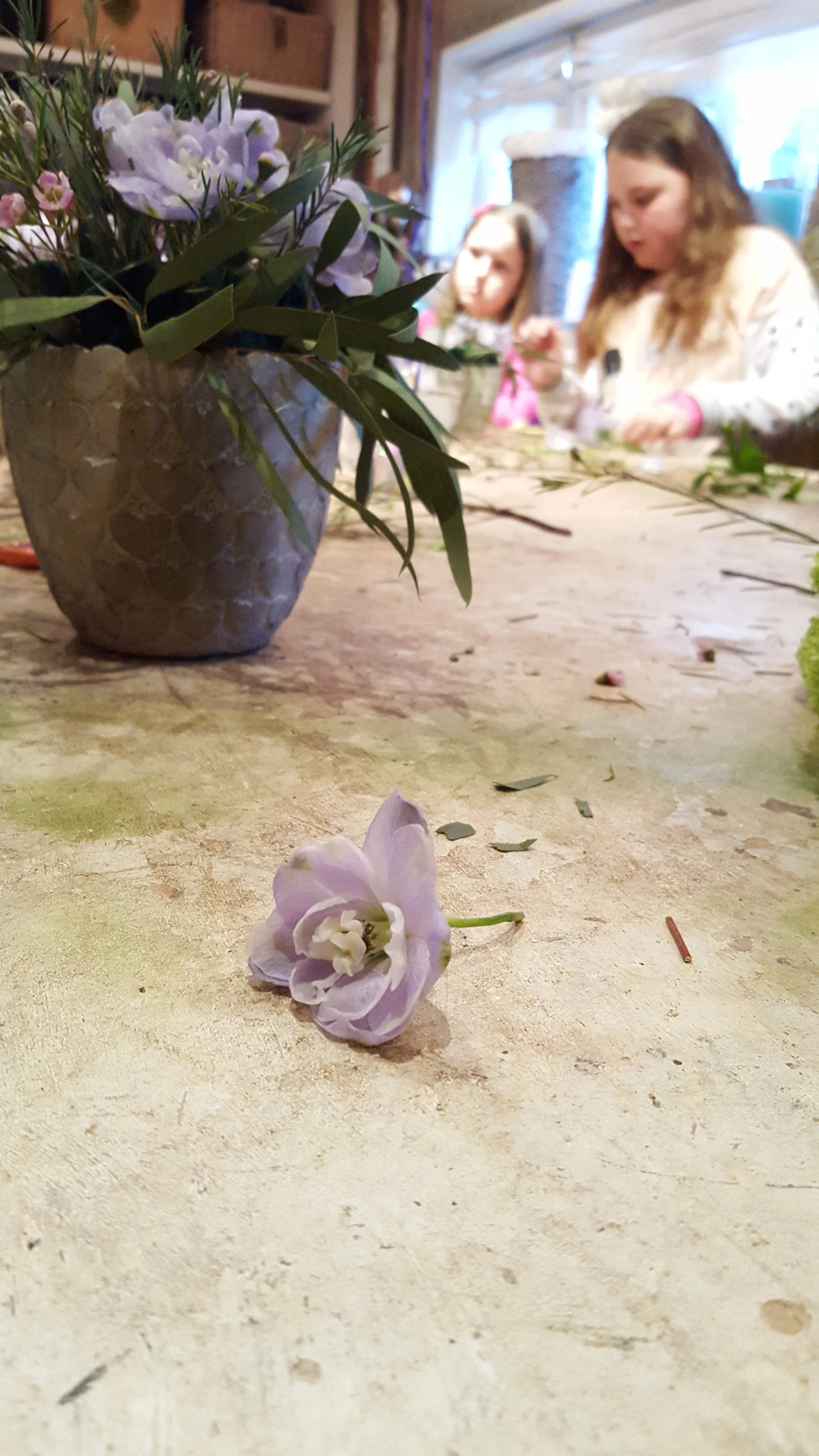 Adding flowers to the design. All in One Season Dutch floral party workshop