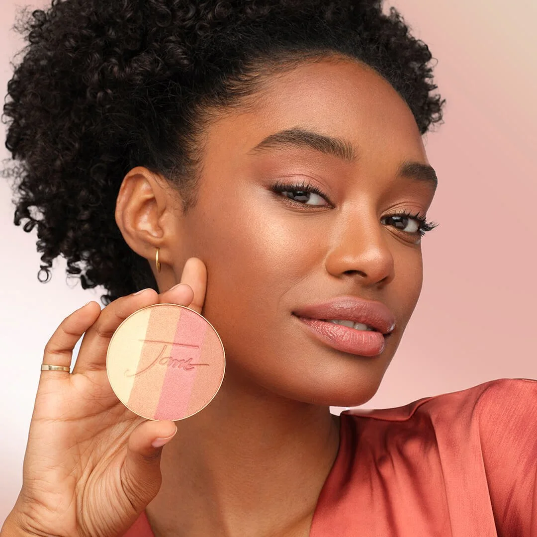 first light bronzer pallette on.jpg