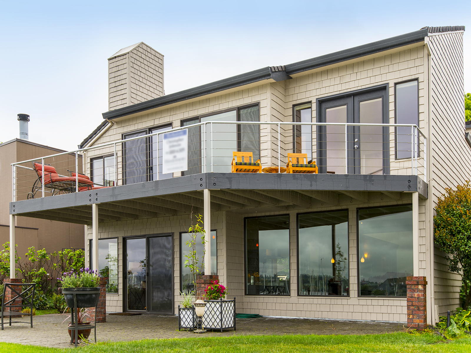 $650,000 | 215 N LOTUS BEACH DR