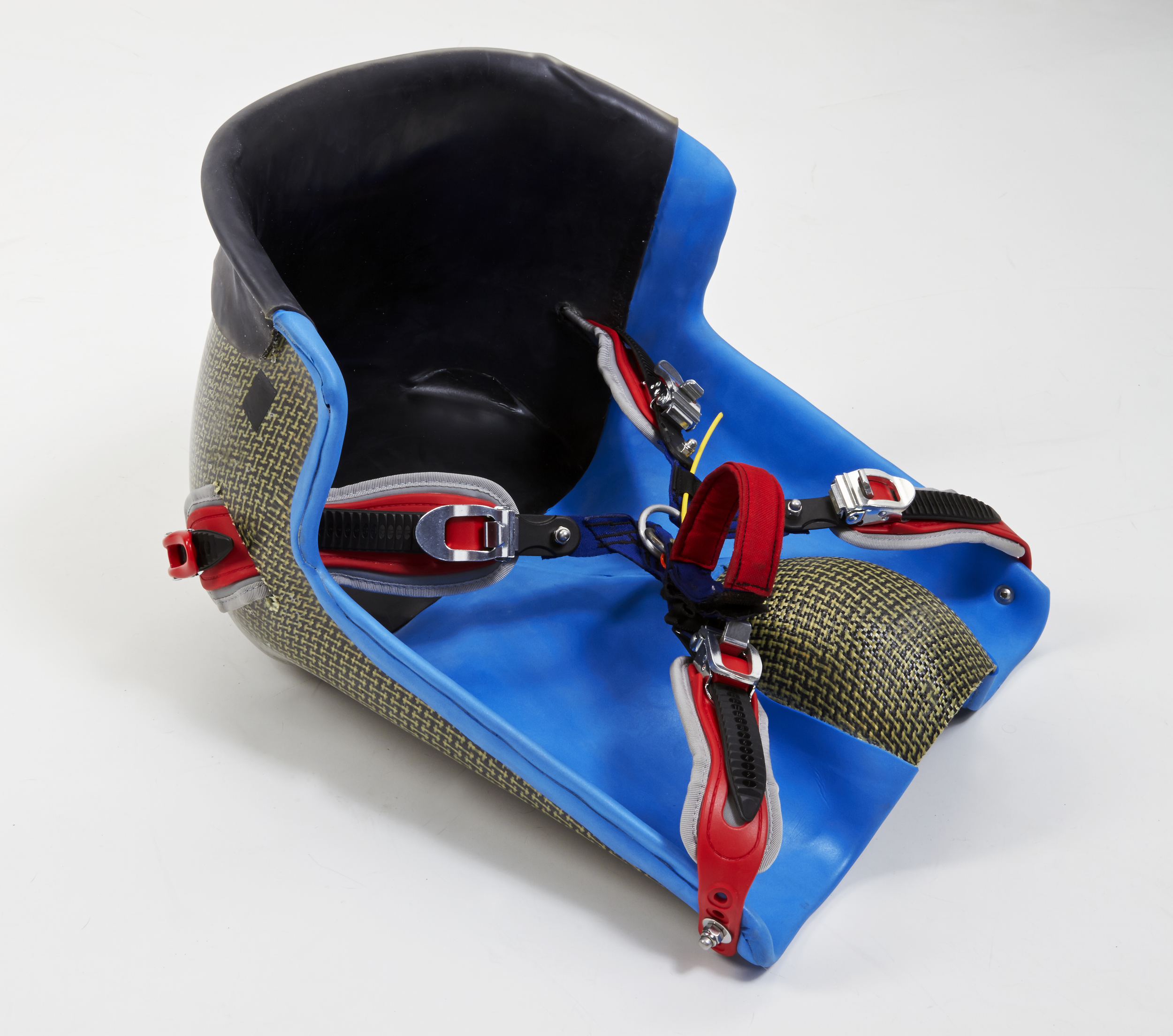  The seat is designed for the highest level of stability and the most accurate control. The fastening system provides absolute connection to the seat which makes the heeling (as the most important part of wild water maneuvering) easy to control. 