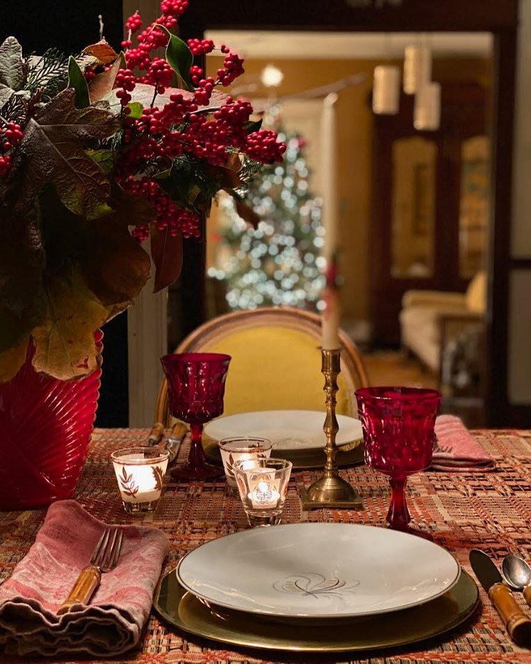 My latest story for the @washingtonpost talks about how to set a gorgeous holiday tablescape with flowers, vintage dinnerware, and things you own. It stars @annaweaverinteriors (first image); @willowcrossleycreates (second image); @libbylivingcolorfu