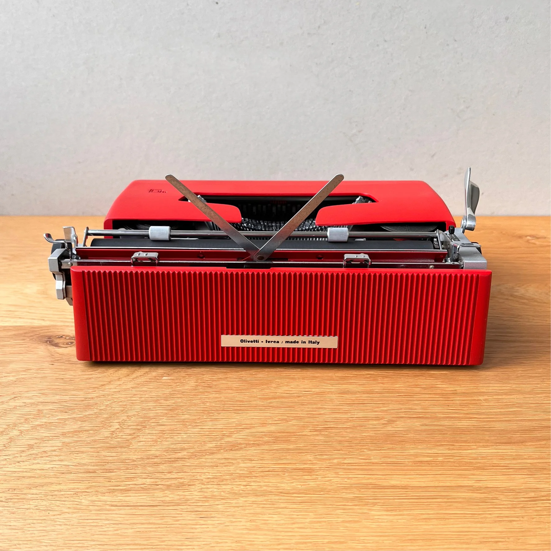 Olivetti_red_3.jpg