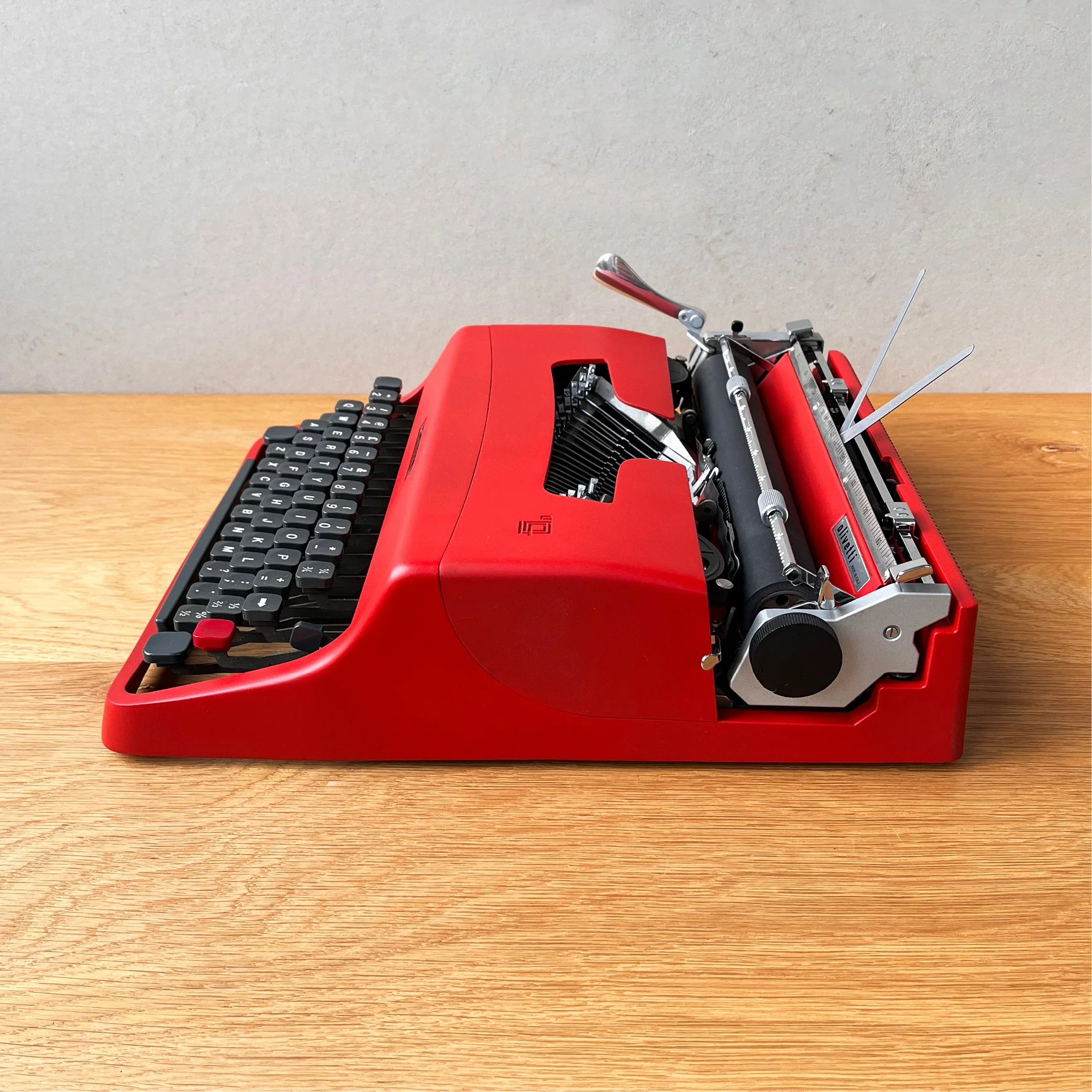 Olivetti_red_4.jpg