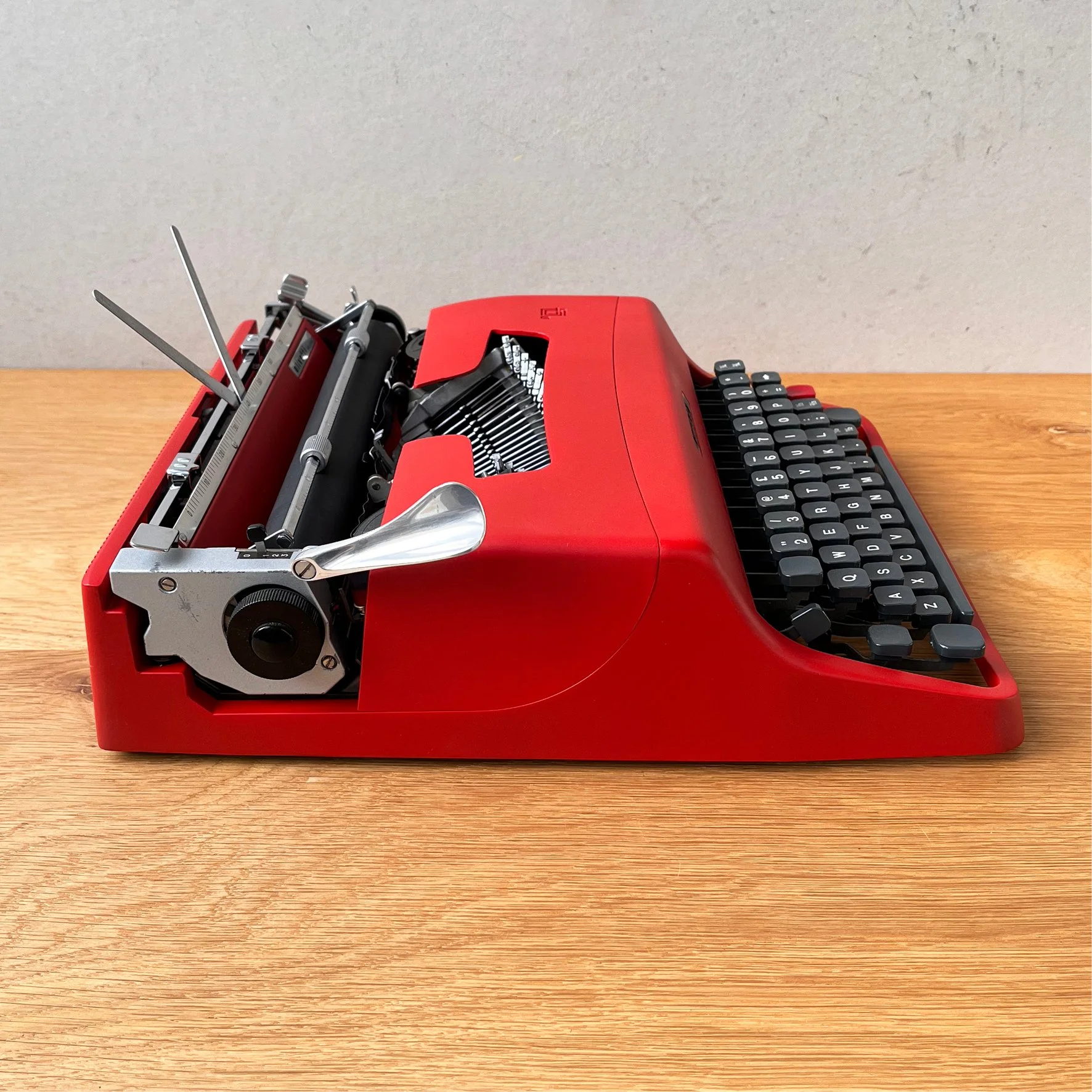Olivetti_red_2.jpg