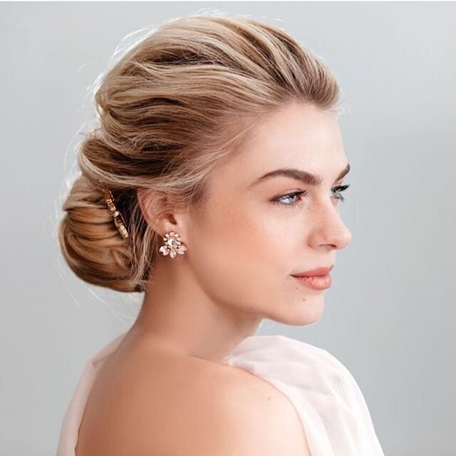 I like nothing better than a pulled back style with no part.  Add in a little bit of natural (looks natural, takes work) texture and I&rsquo;m the happiest little wedding stylist there ever was. 
photo | @hopehelmuthweddings 
model | @rebmock 
makeup