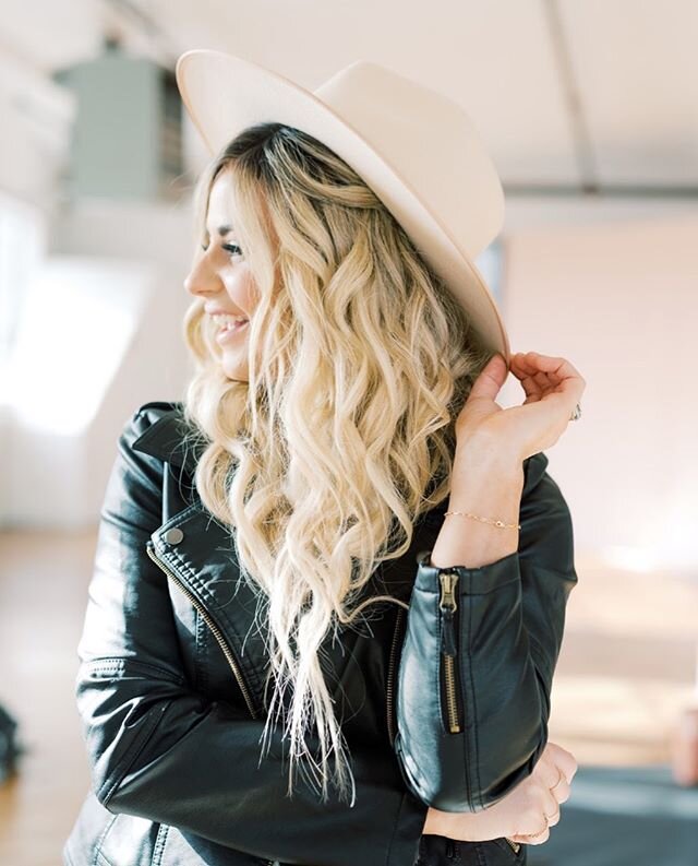 I haven&rsquo;t used a curling iron in 90 days. 😮photo by @haleyrichterphoto / brand, jacket &amp; styling @catebyhoc / makeup by @shimmerandspice / model babe @thefashionablybroketeacher
