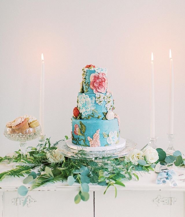 Dreaming up the cakes for my own wedding (and tasting them) was definitely one of my favorite parts of the wedding planning process. We thawed &amp; ate the top piece on our one year anniversary and it was actually still delicious.😂 Photo from a rec