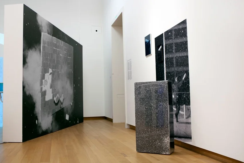 Der Ausbruch einer Flexiblen Wand (hart) and Driving Haz Installation Overview. Stedelijk Museum, 2014