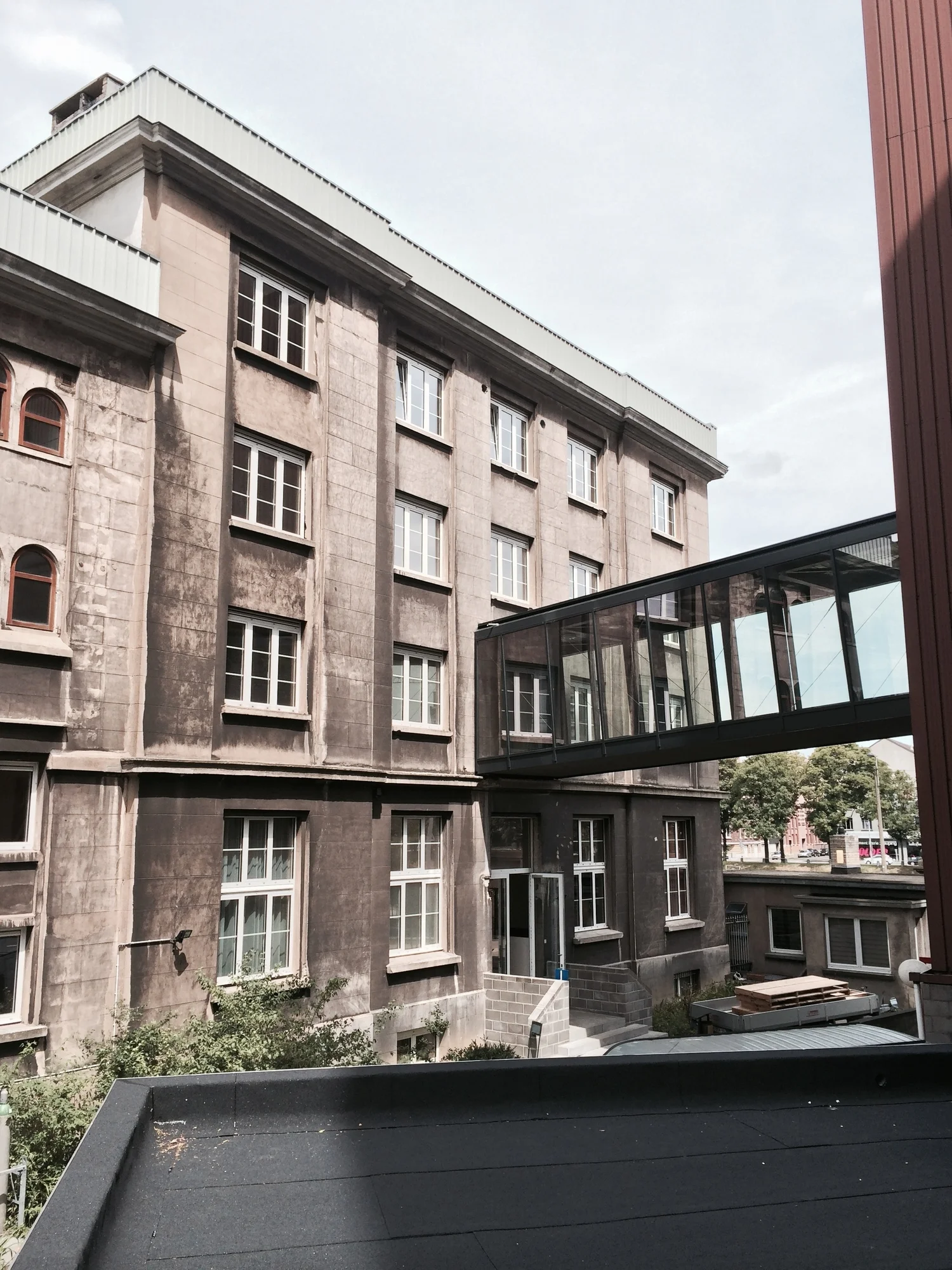  Passerelle entre l'institut et le hôme 