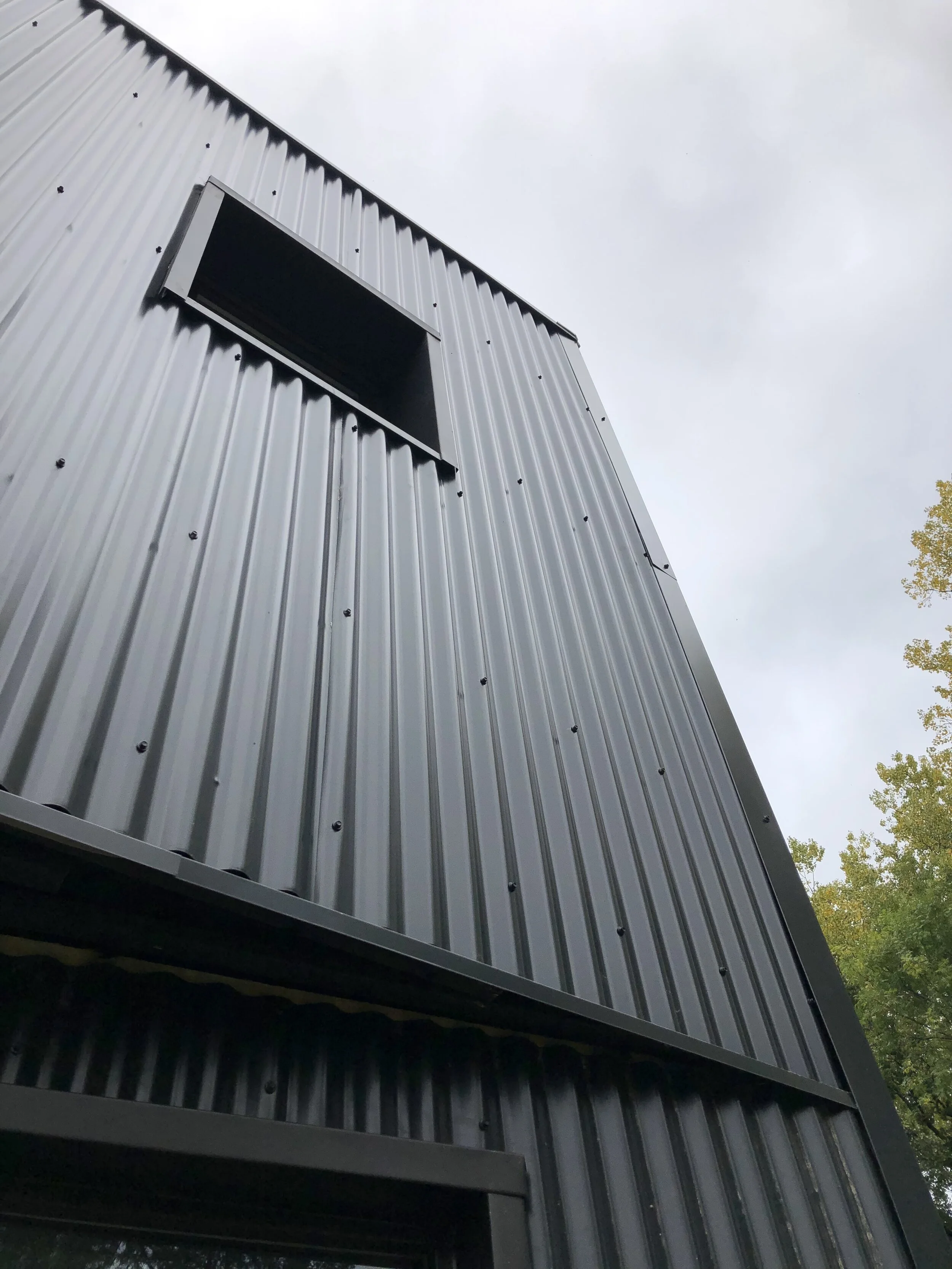  Vue sur bardage en tôle métallique ondulée 