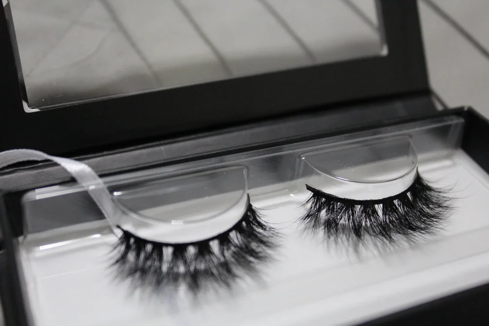  These lashes lift the eyes and adds a touch of glam without looking like you are wearing fake lashes. The ones seen here are "Mykonos" and can be worn 20-25 times. 