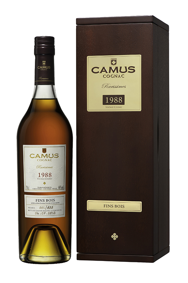 This CAMUS 1988 Fins Bois boasts considerable elegance and restraint. Despite difficult weather conditions with a late flowering period, mainly due to the wet winter with its incessant rain, the grapes reached sufficient ripeness and complexity resulting in a sensory Cognac, ideal for a moment of pure contemplation. The magical moment of tasting calls on all the senses to savour its delicious aromas of spring herbs, fruits and flowers, wild honey, spices and precious wood. With this Fins Bois Cognac, all the character provided by distillation exclusively in stills of 2,500 liters enhances the intense lemony and floral freshness of wines that have undergone batonnage (stirring of the lees). Aromas of grape, blackcurrant and redcurrant mingle together in perfect harmony. Caramel, honey and a few woody notes emerge, witha note of caramelized pear.