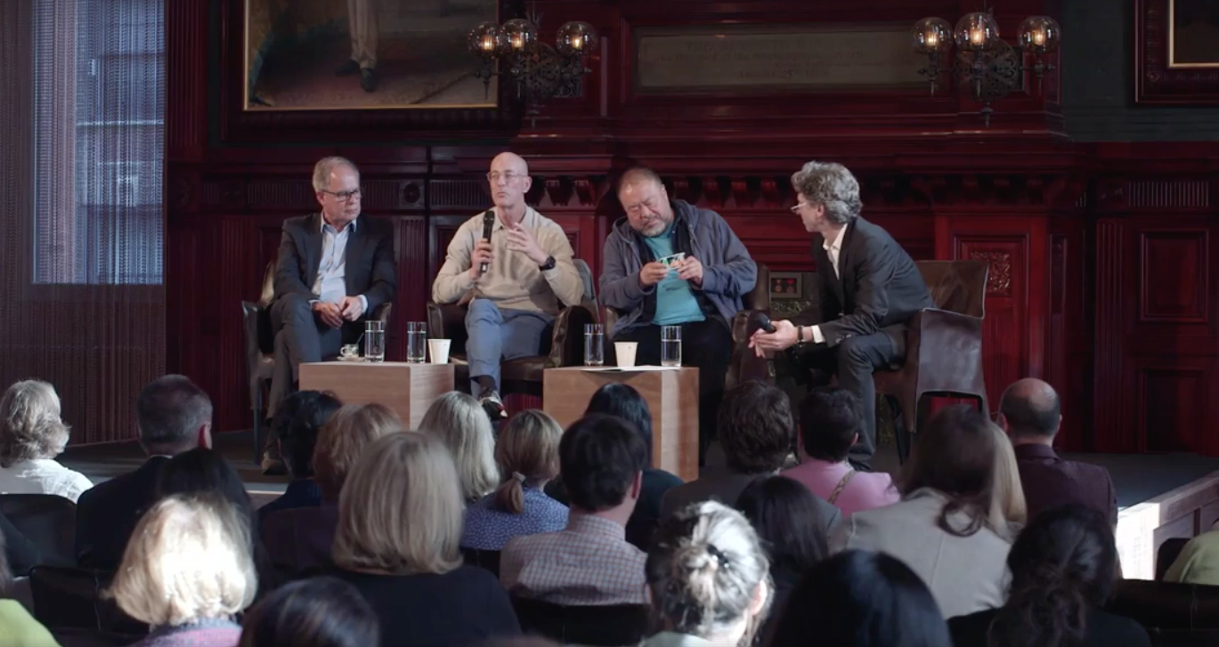 Ai Weiwei ถ่ายรูปเซลฟี่ขณะ Jacques Herzog และ Pierre de Meuron กำลังทำการบรรยาย