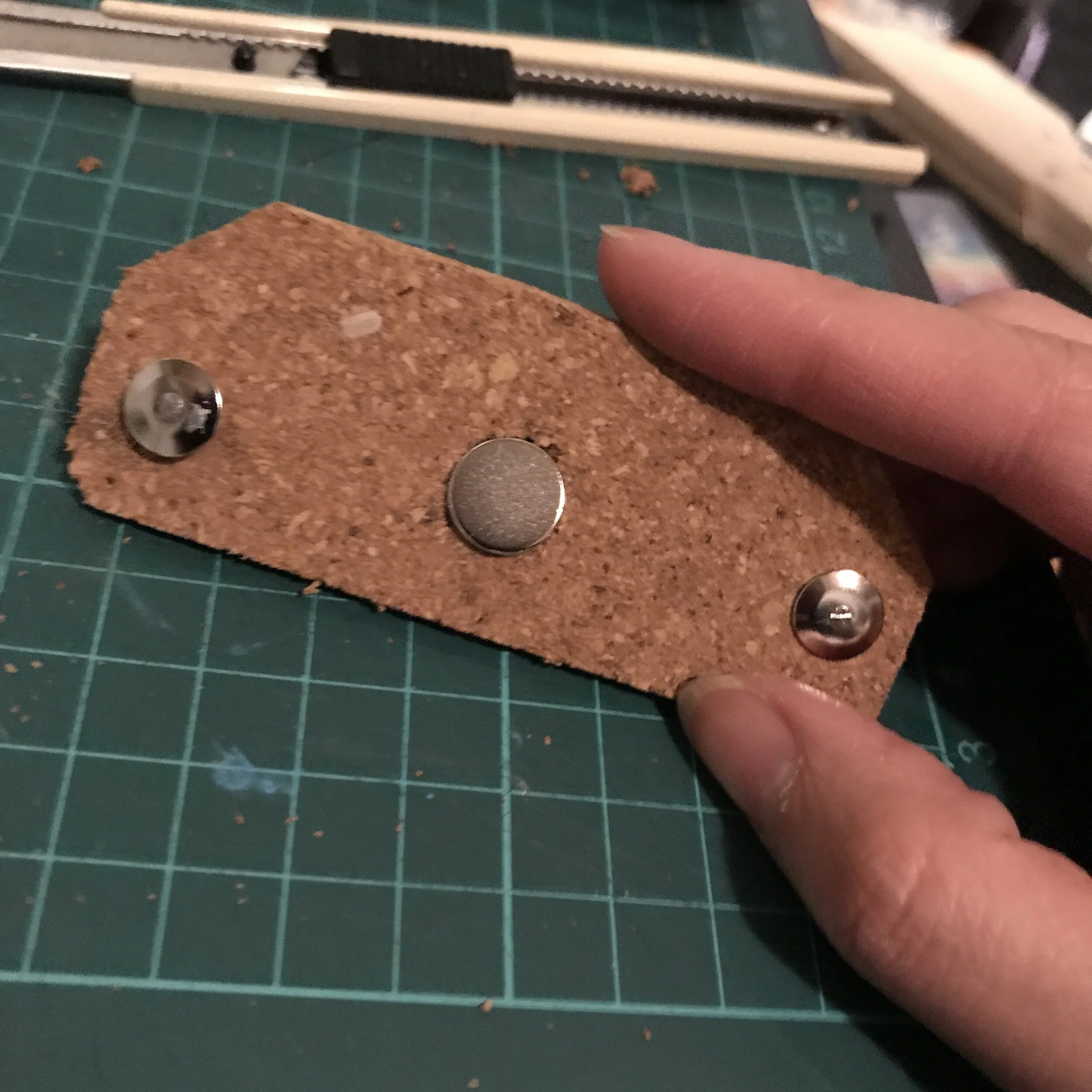 I didn’t plan it all well so I have to pull the pin nails off to put the magnet in