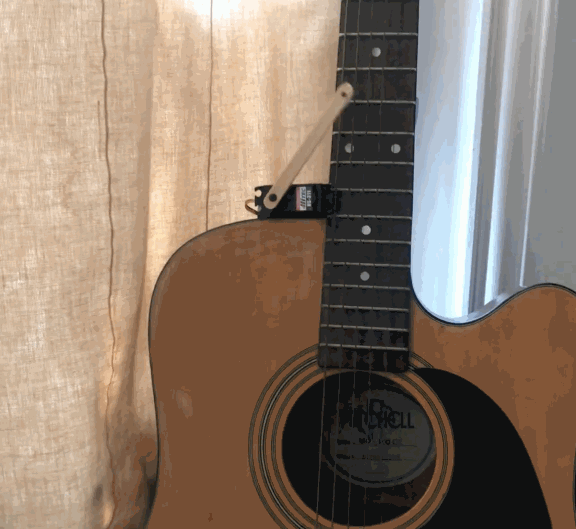 Using ML5 sound classifier to detect the sound of the rain to play the guitar with Arduino