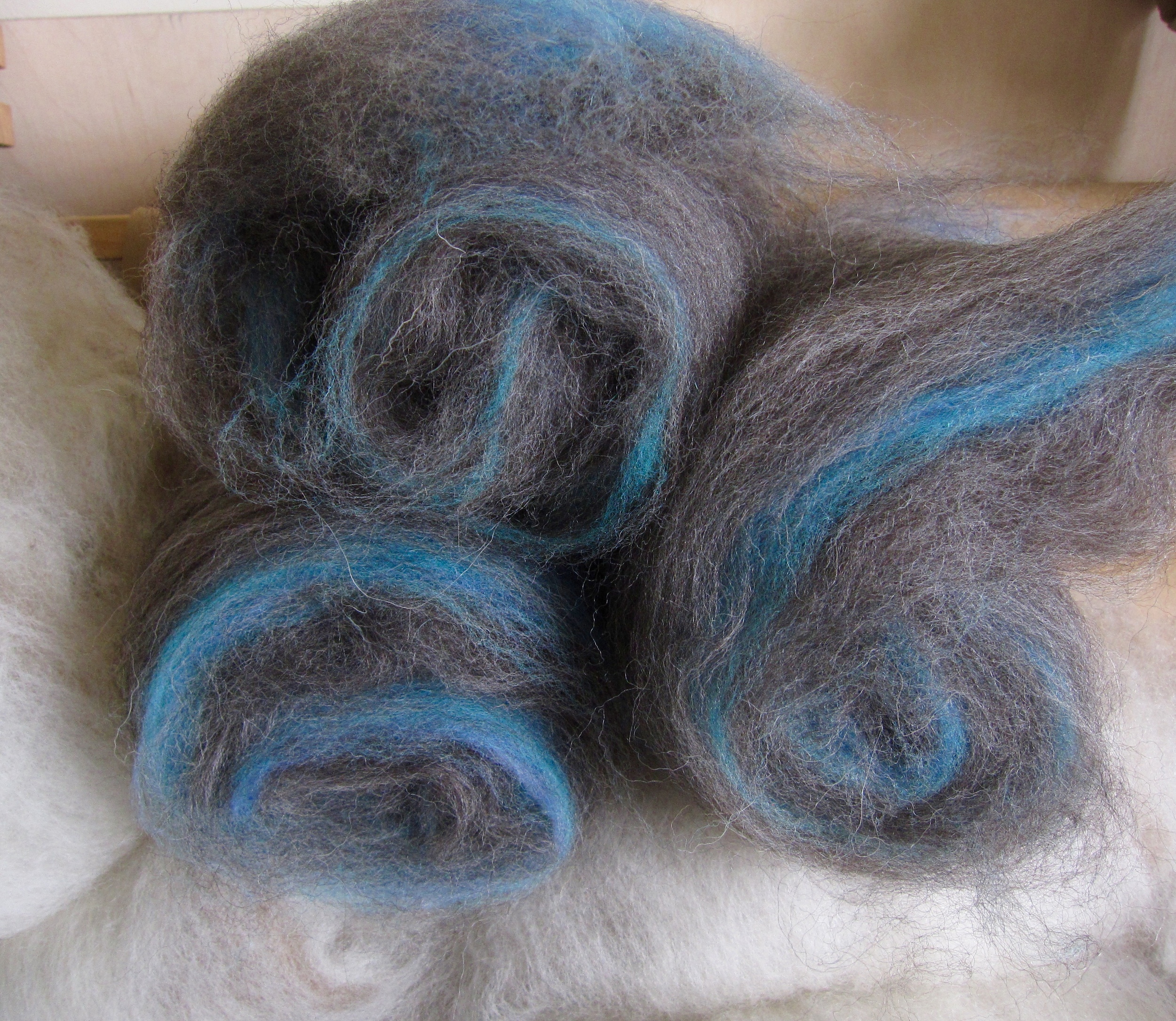 Shetland Victoria Sponge Batts - Sponge: natural brown/grey, Jam: three shades of blue