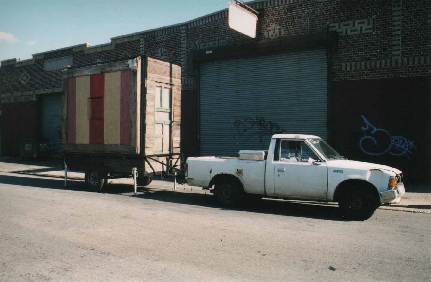 The unfolding sequence: a transformation of wagon into stage.