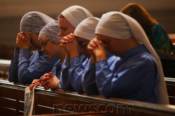 nuns-praying at Mass.jpg