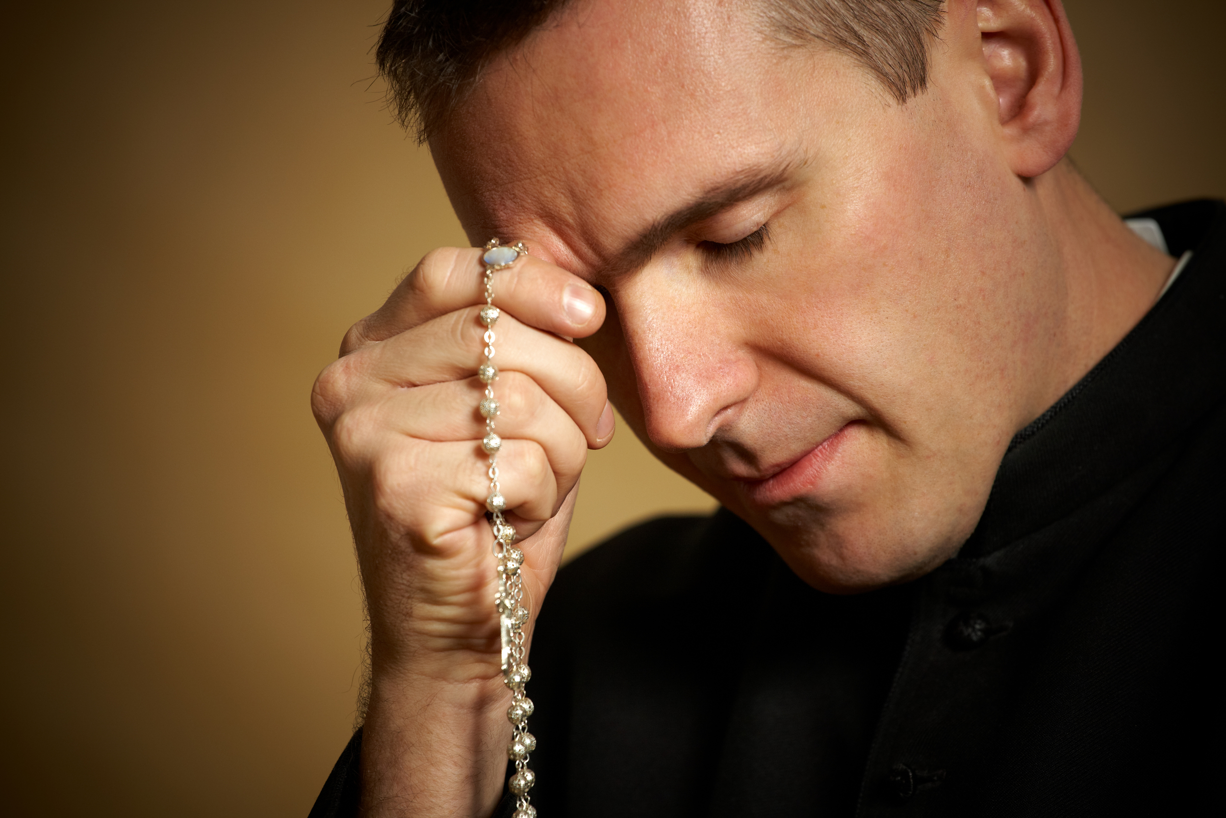 Priest-praying-rosary-2.jpg