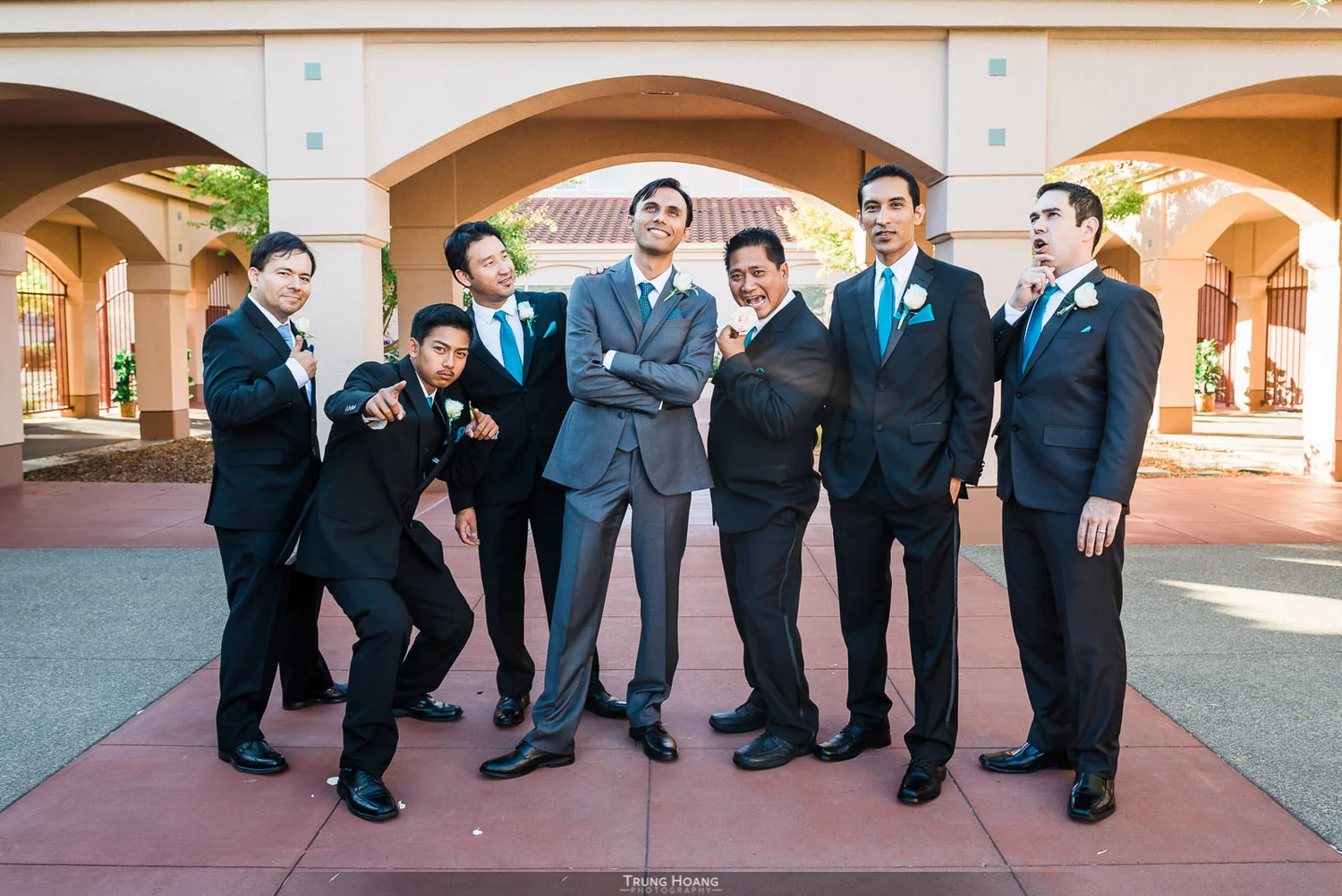 29-fun-groom-with-groomsmen.jpg