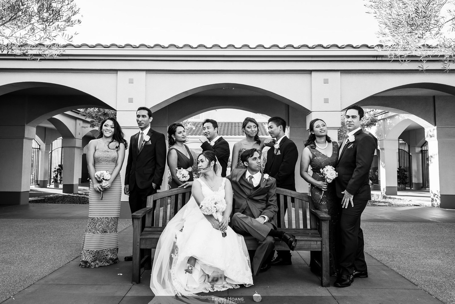 31-relaxed-wedding-party-photo.jpg