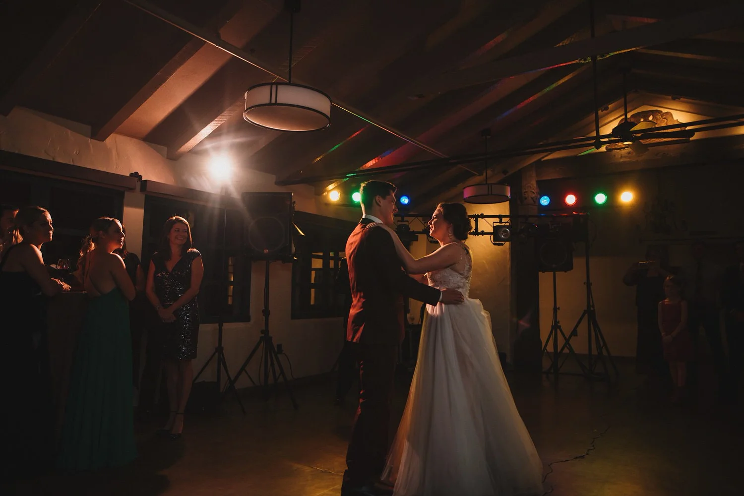 Dramatic First dance
Allied Arts Guild Wedding // Clare + Trevor - Photo by Trung Hoang Photography | www.trunghoangphotography.com | San Francisco Bay Area Wedding Photographer