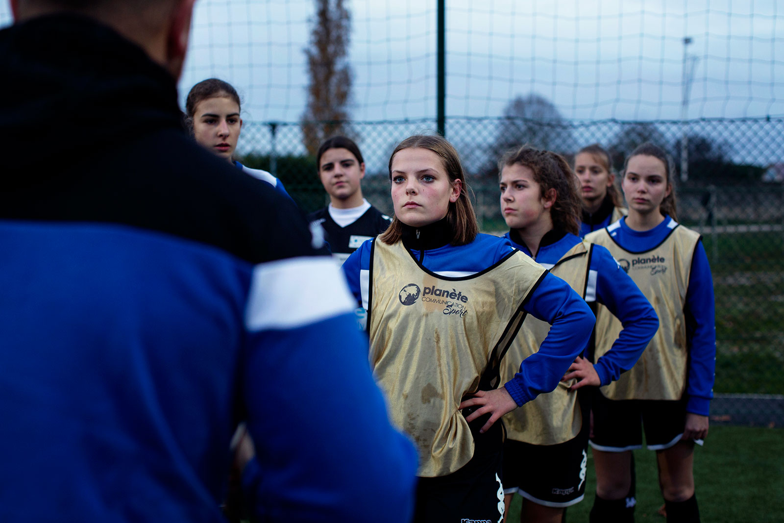 Amateur girl soccer team, Le Monde