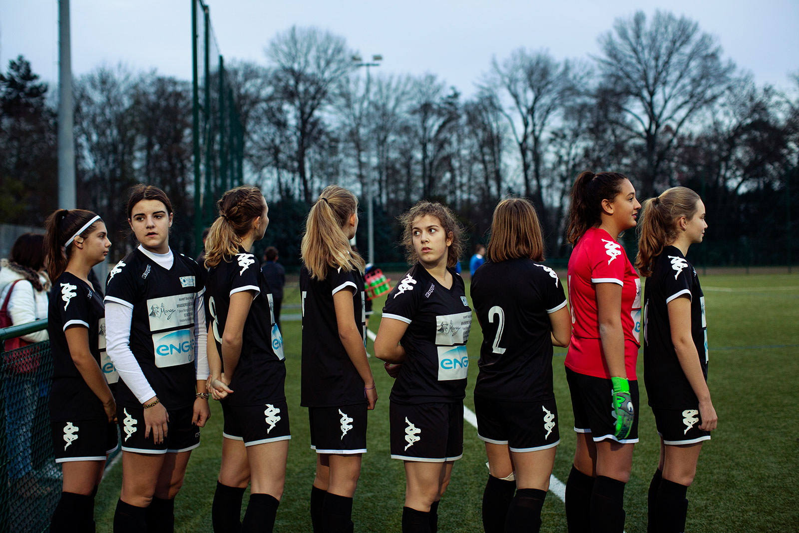 Amateur girl soccer team, Le Monde