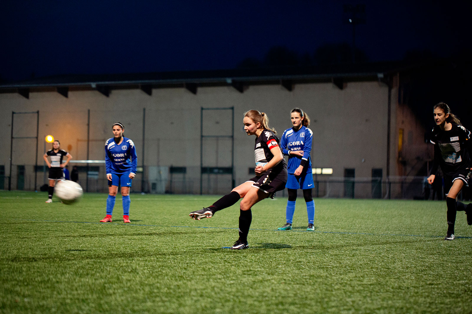 Amateur girl soccer team, Le Monde