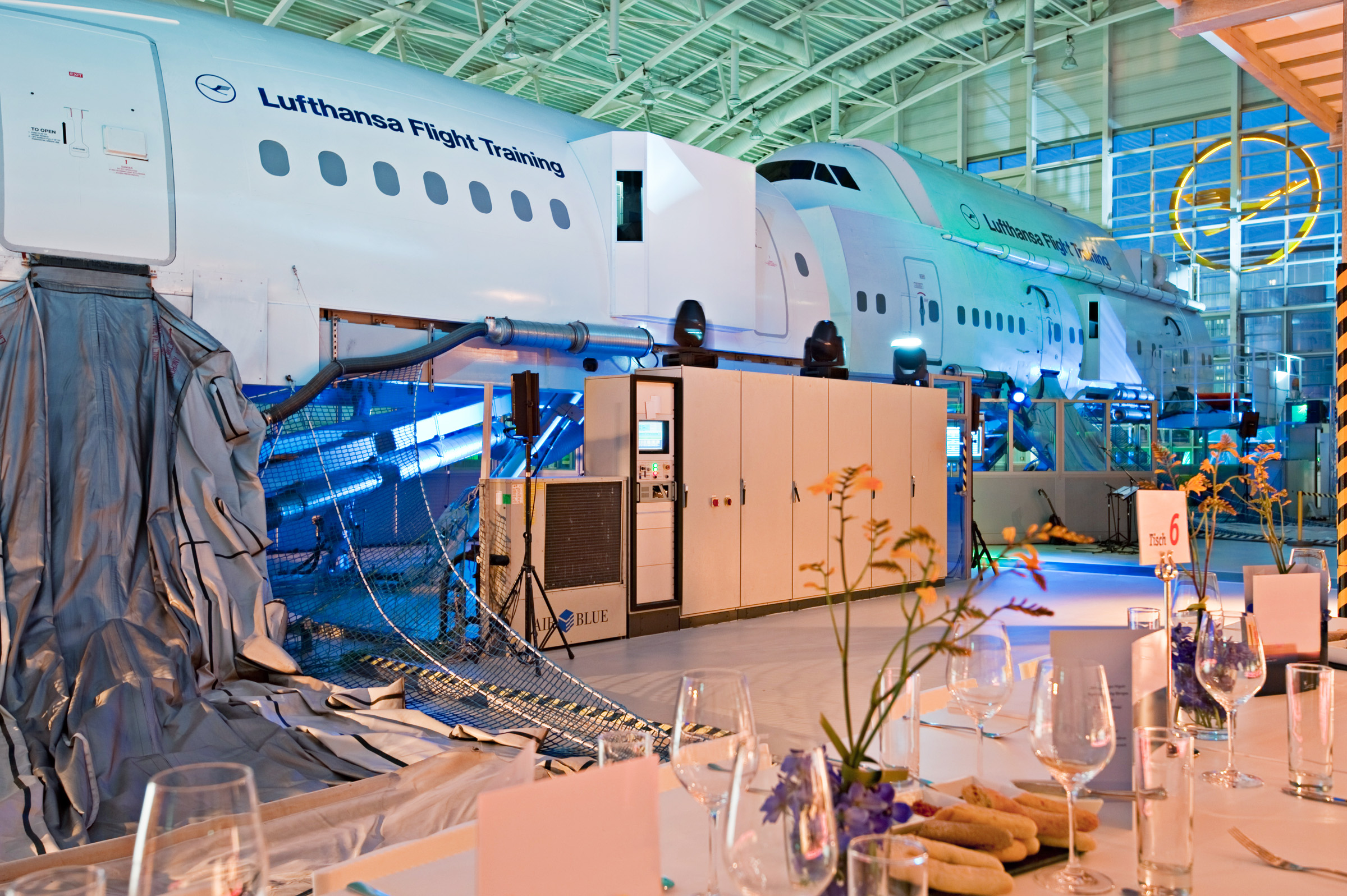 LFTC FRA Simulatorhalle Blick auf Airbus.jpg