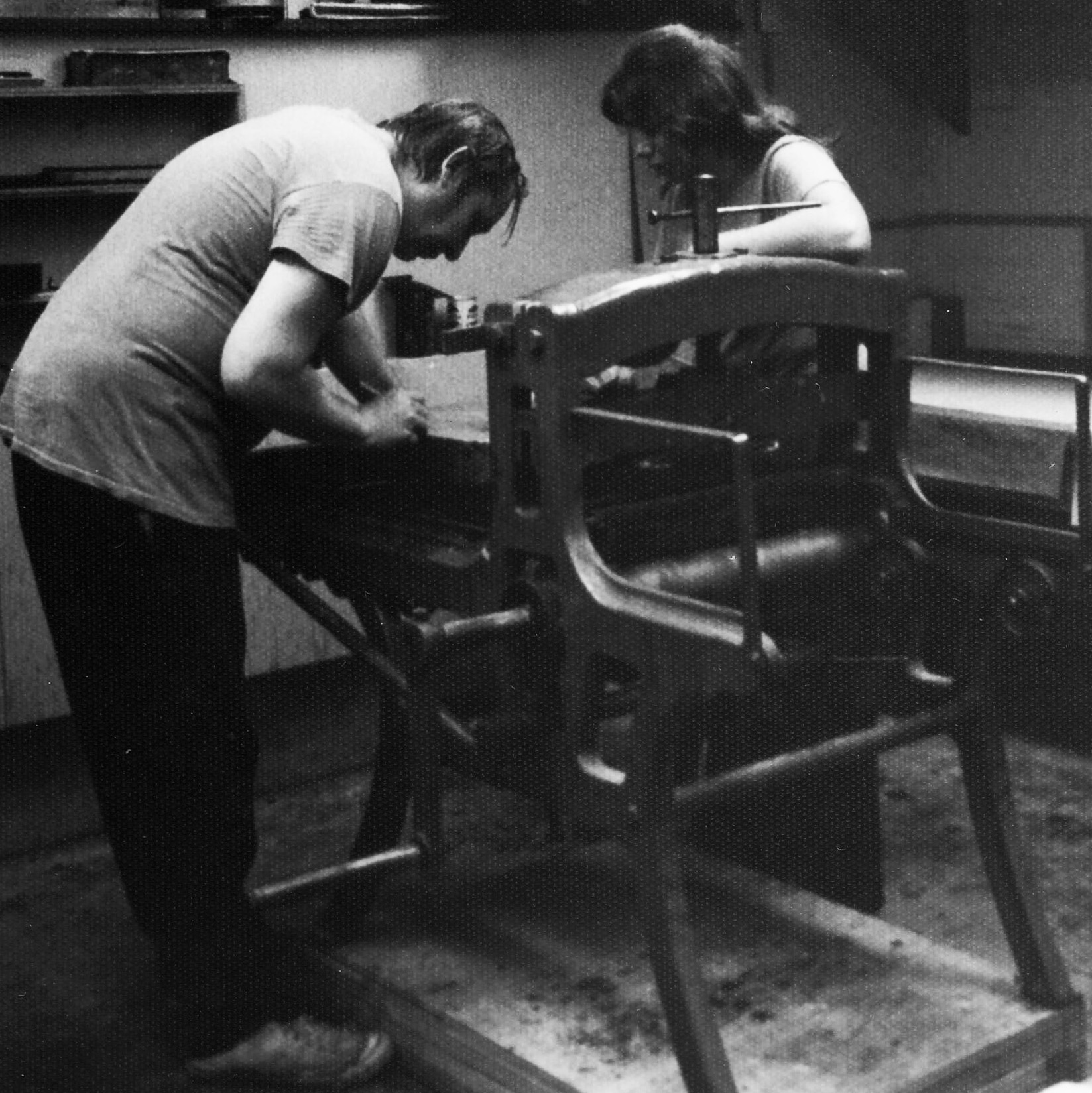 Jack ensures the edges of the stone are staying clean while Sondra is ready to offer her assistance. When artists get directly involved in the printing process they create more interesting prints.