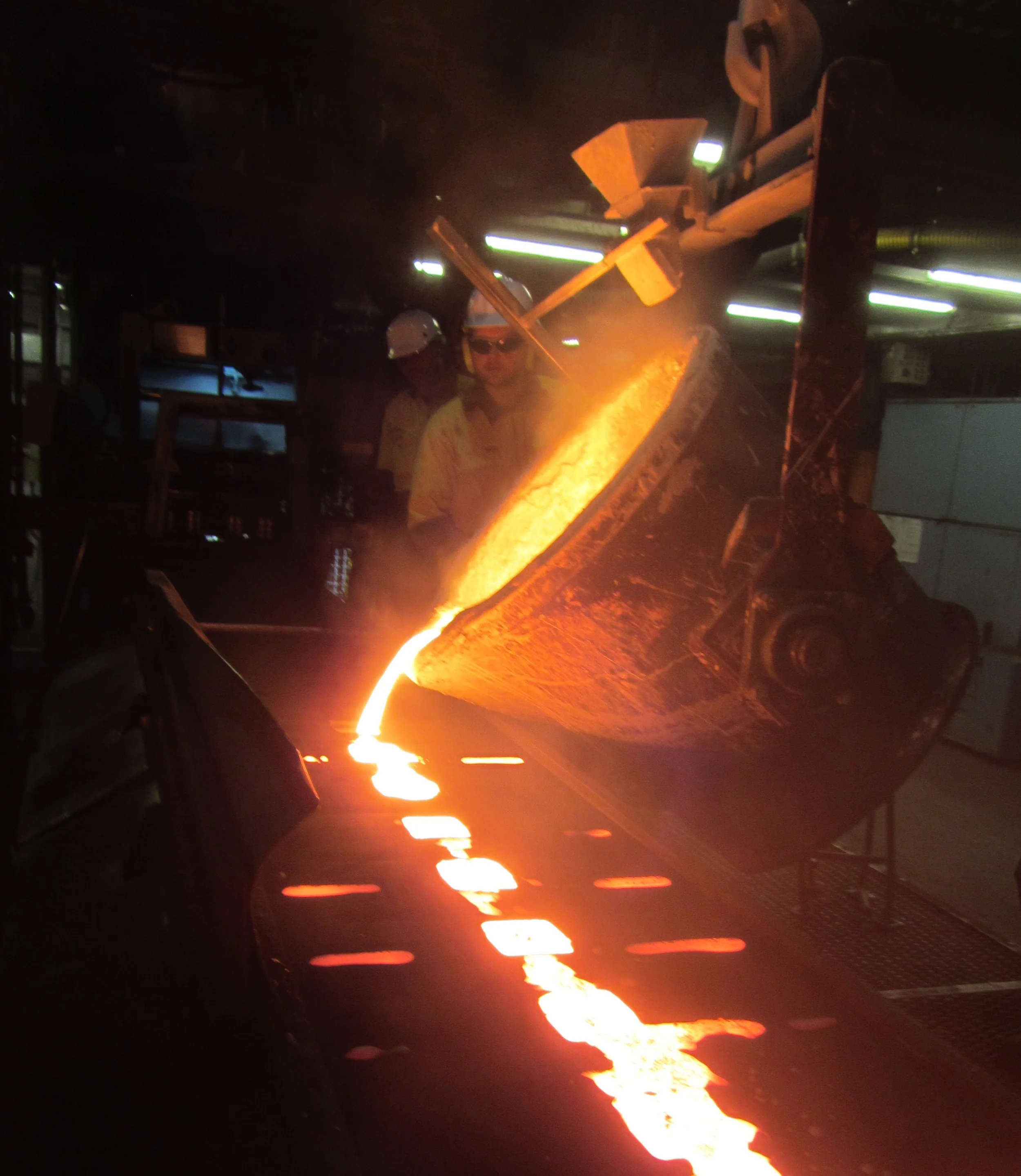 Pouring clean Australian iron into AUSfonte pan sand moulds in South Australia. See the video action here: https://youtu.be/iAOifJTuAqw
