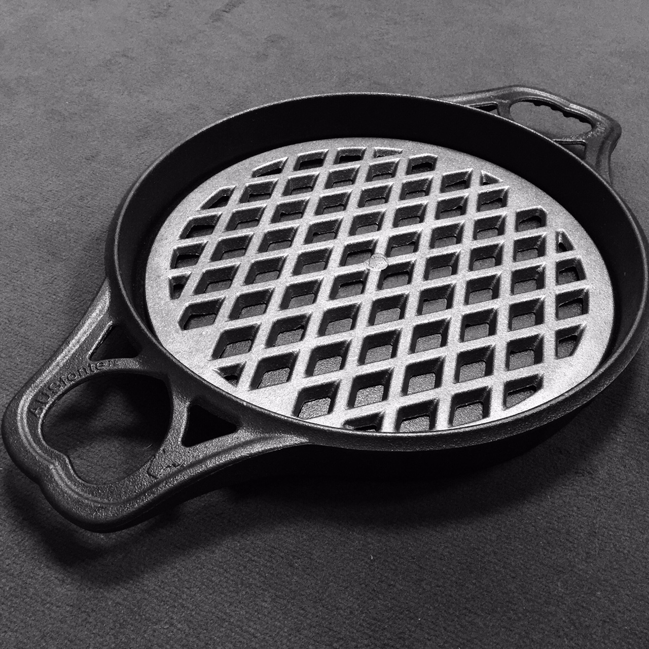 Solidtekniccs AUSfonte Pan Grill-it cast iron grilling insert Large BIGskillet 10-6-15a.jpg