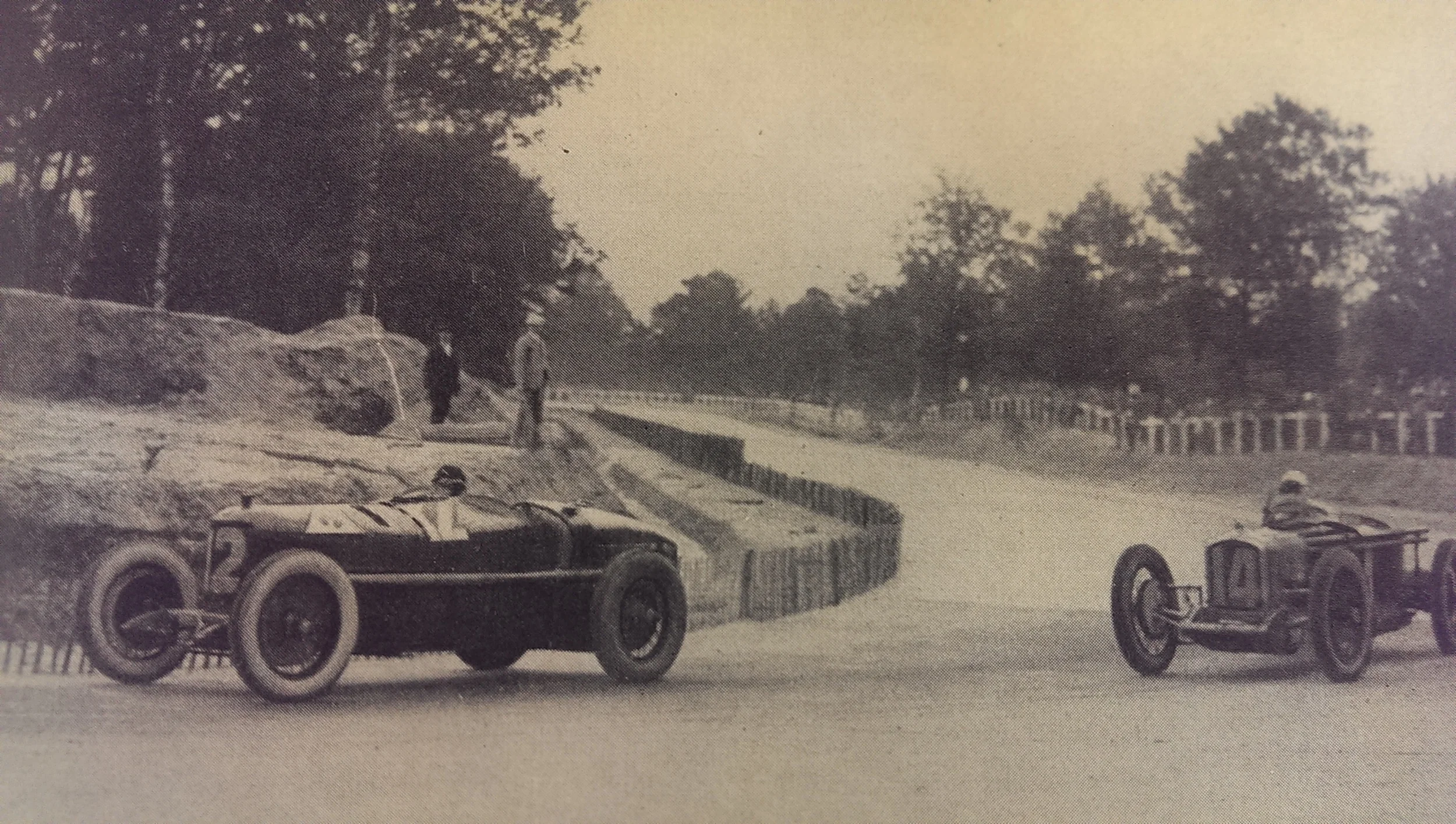 BRILLI PERI IN THE ALFA P2 CHASED BY TORCHY AT MONTLHERY IN 1925