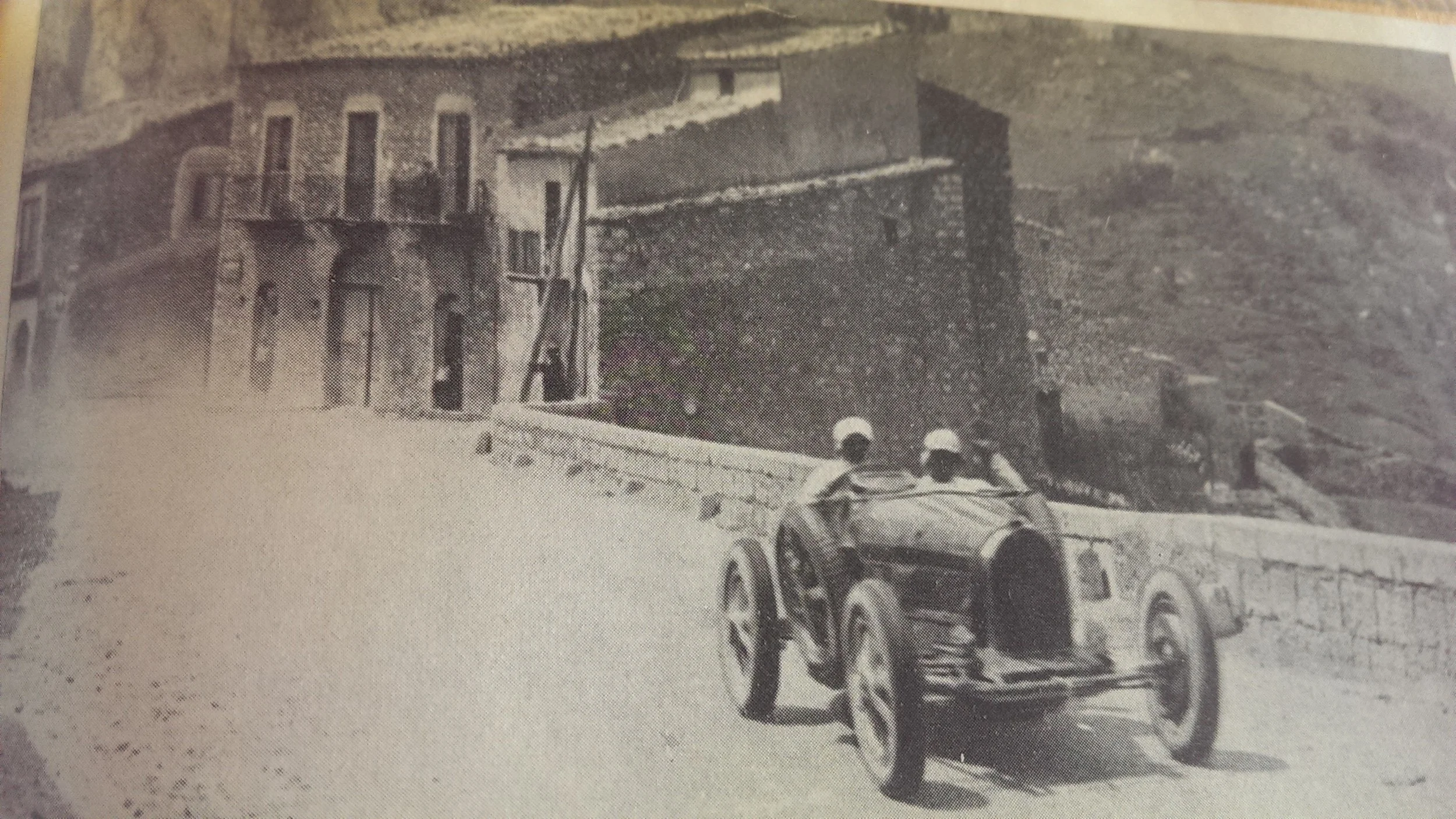 ELISABETH JUNEK AND CALTAVUTURO IN THEIR BUGATTI AT THE TARGA. FOUR MILES FROM VICTORY, HER BRAKES FAILED. SHE WITHDREW FROM RACING AND BECAME BUGATTI’S SALES PERSON IN THE FAR EAST.