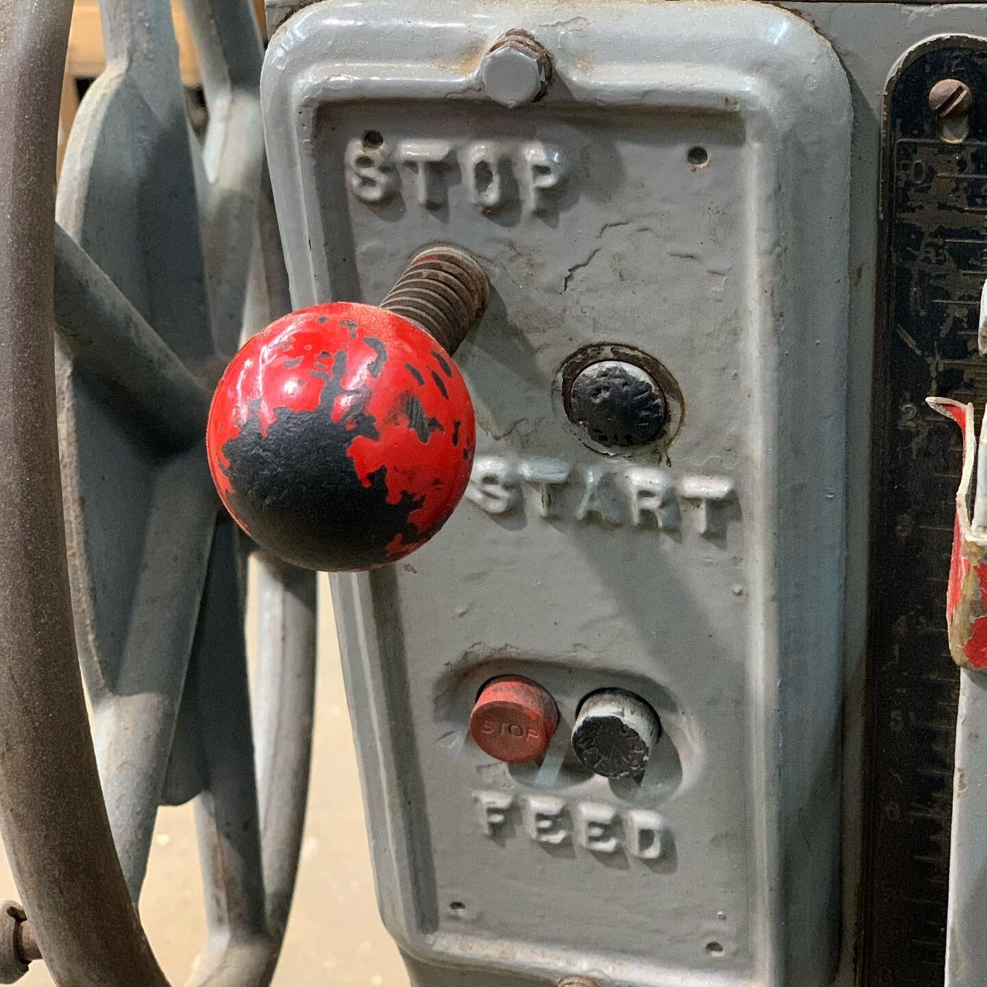 Stop Start Feed 
.
.
.
#stop #start #feed #woodworking #woodwork #finewoodworking #owwm #olivermachinery #vintagemachinery #planer #controlpanel