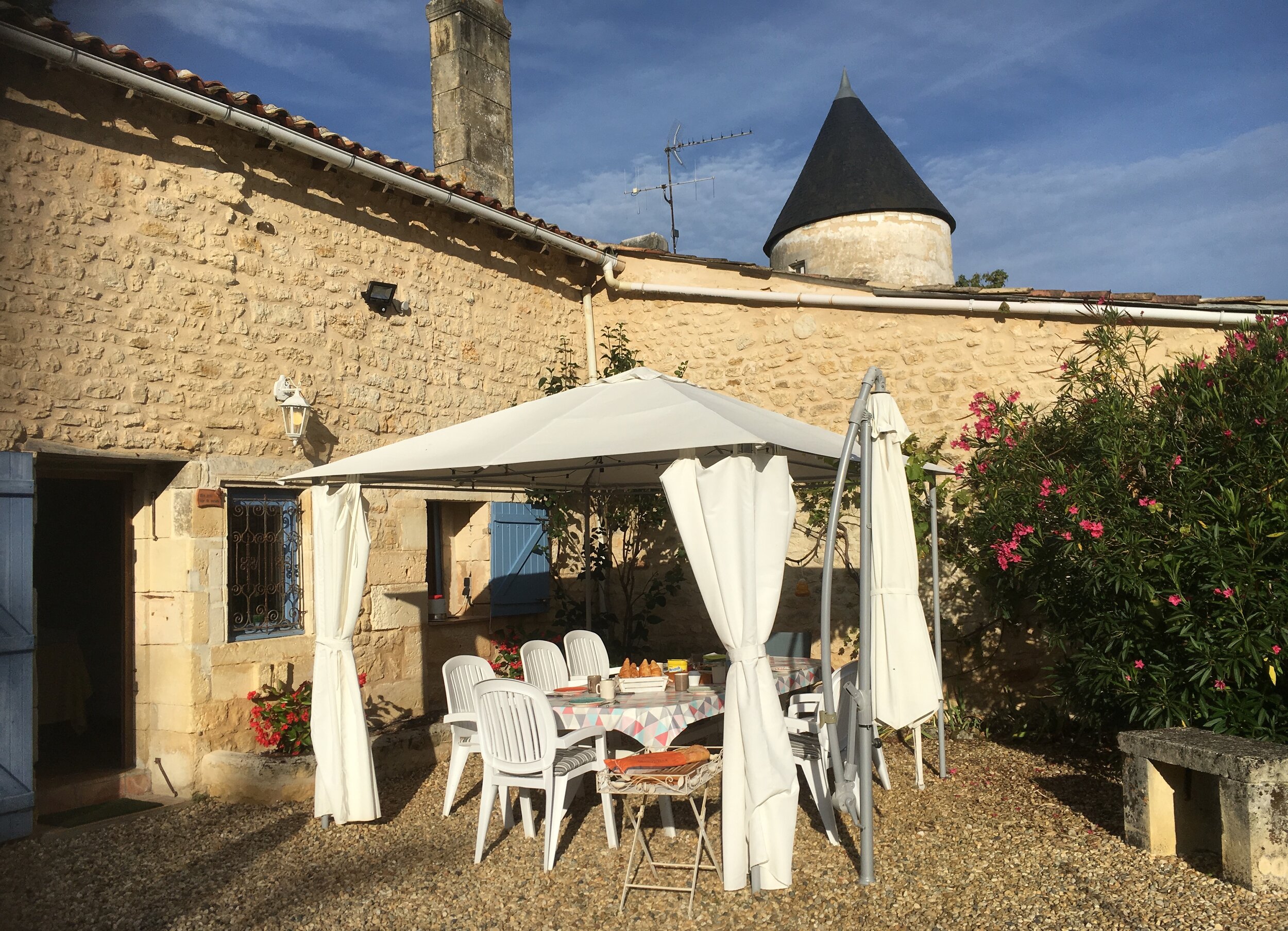 La tonnelle arrière pour le petit déjeuner au soleil levant