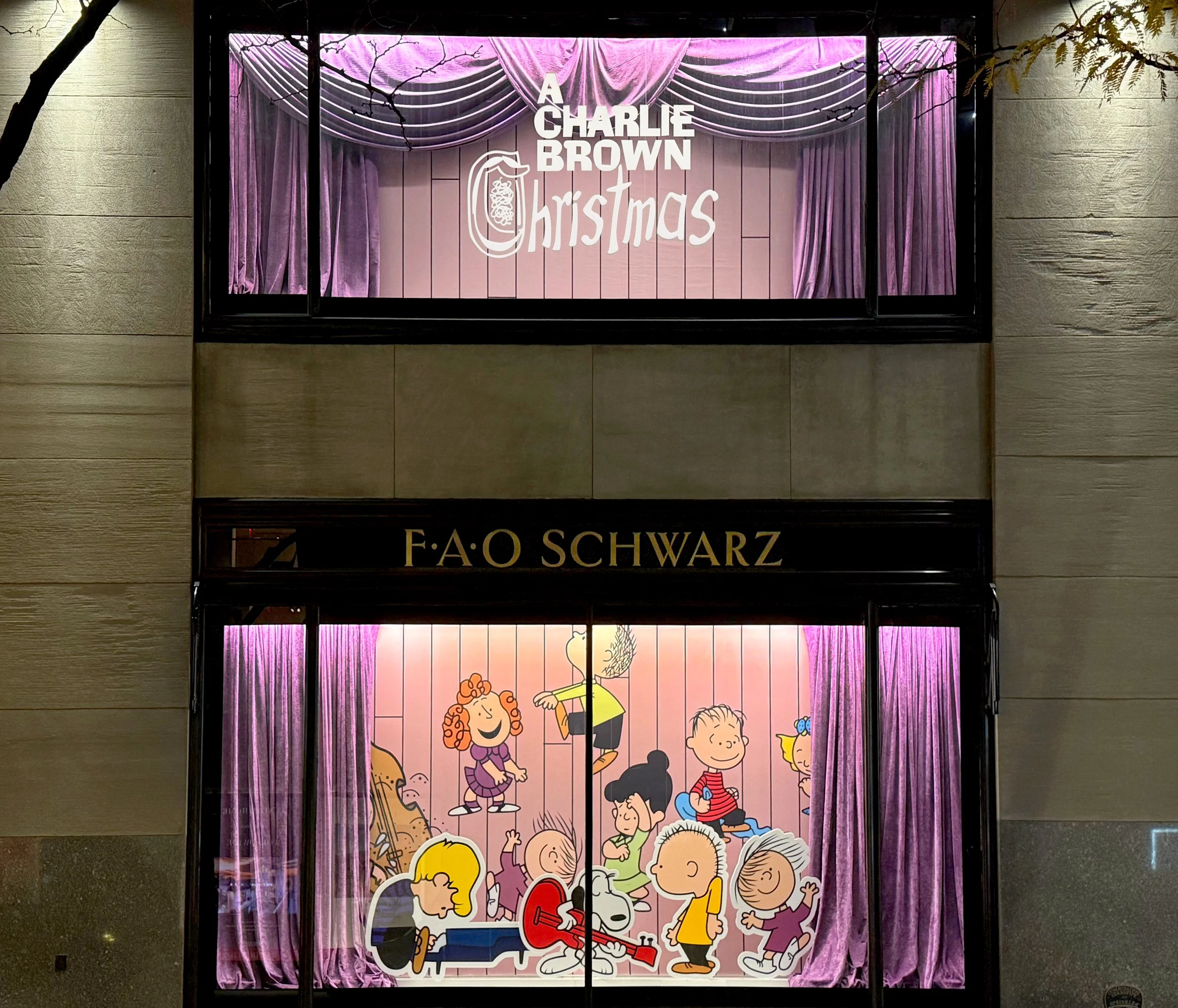 Peanuts-Holiday Window _06_Edit_v01.jpg