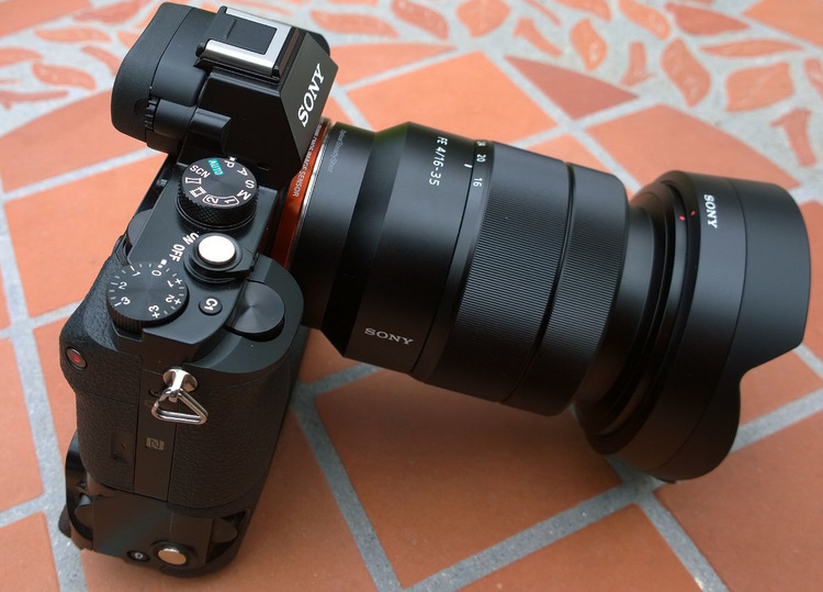 Sony FE16-35mm f4 ZA OSS Vario-Tessar T* Lens - Wide-angles