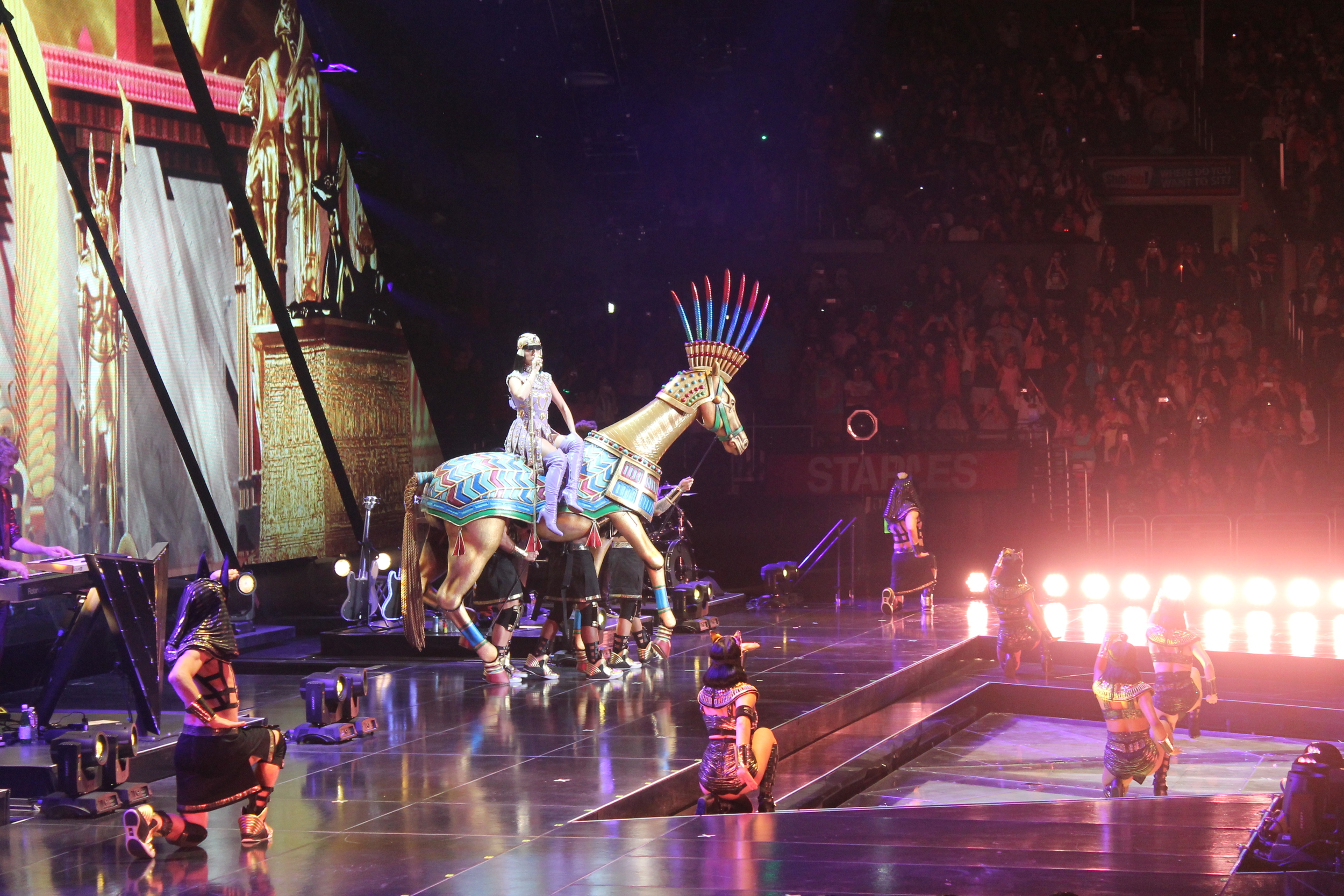 Katy cantoó Dark Horse montada en un enorme caballo